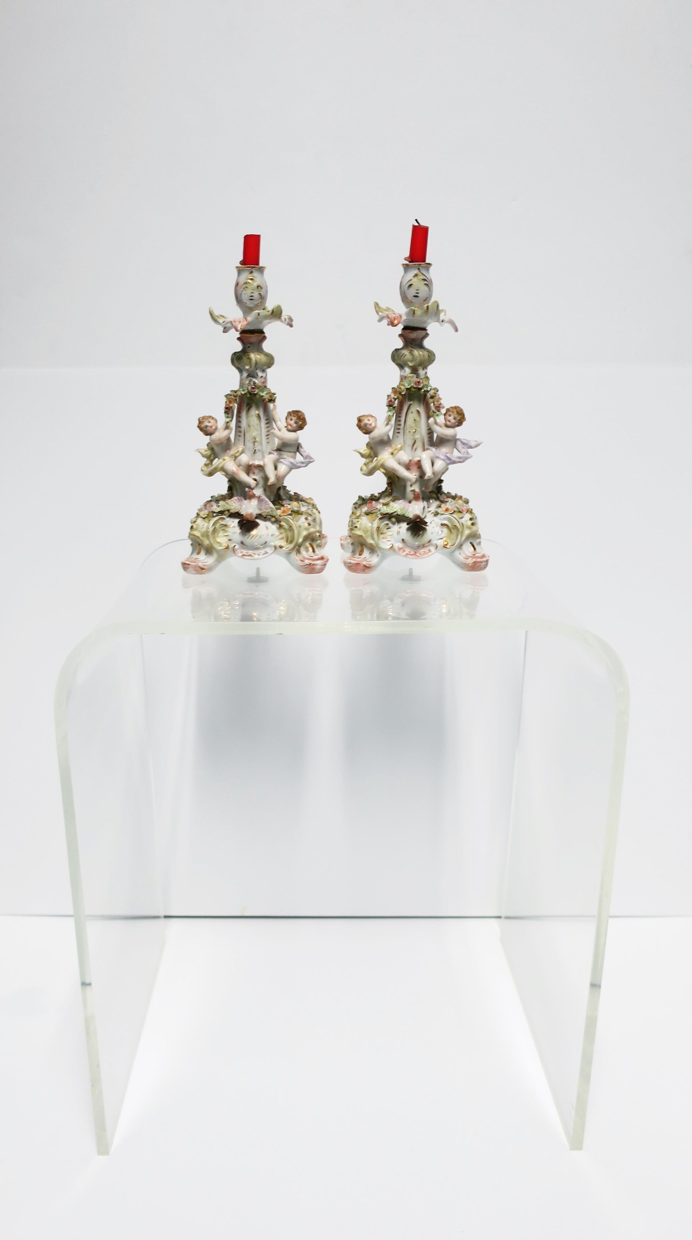 Rococo Paire de chandeliers en porcelaine allemande rococo antique avec putti  en vente