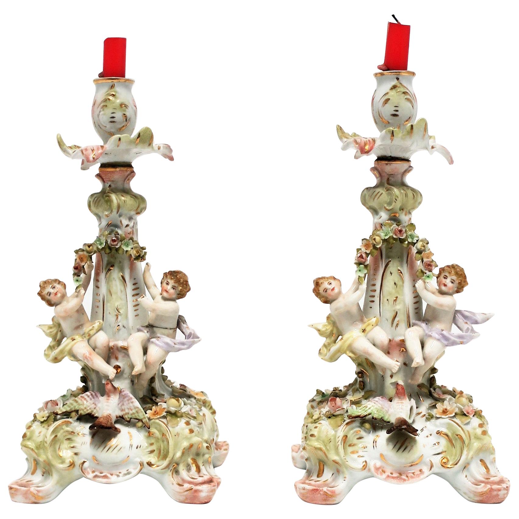 Paire de chandeliers en porcelaine allemande rococo antique avec putti  en vente