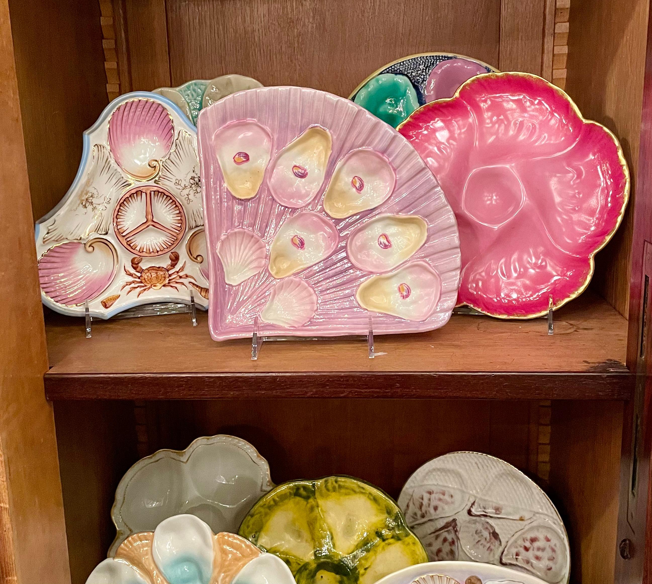 XIXe siècle Ancienne assiette à huîtres en porcelaine allemande lustrée rose en forme d'éventail, vers 1890. en vente