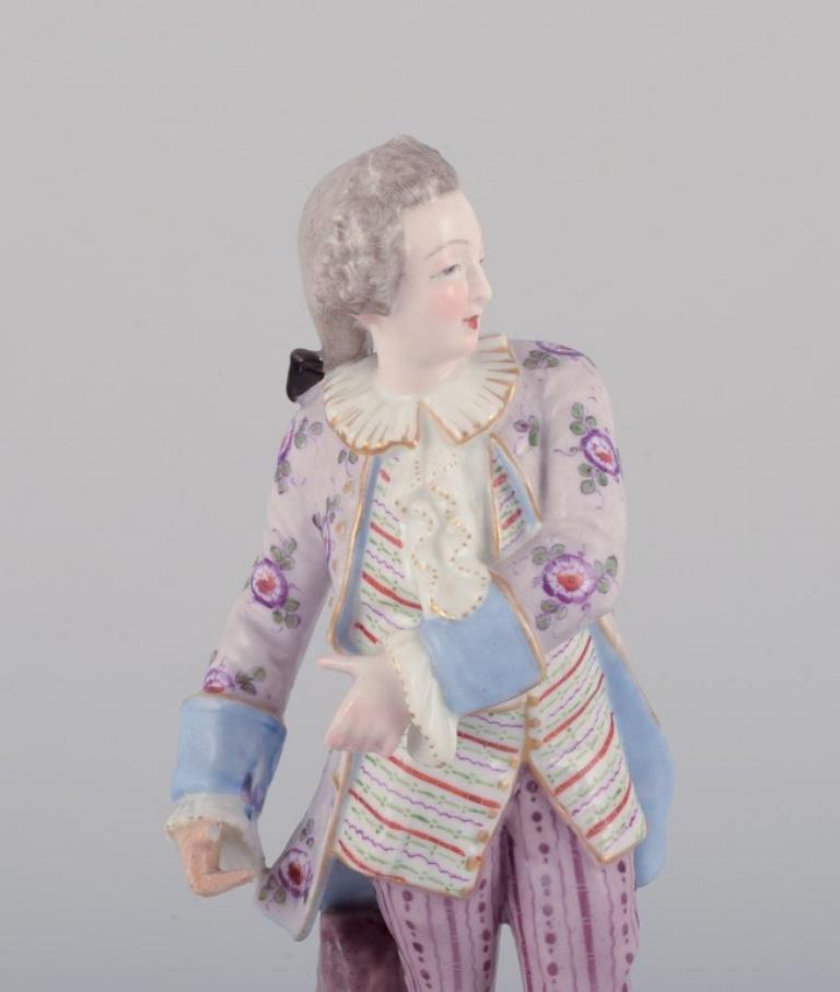 Antique German porcelain figurine of young man in fine clothes. In Good Condition For Sale In Copenhagen, DK