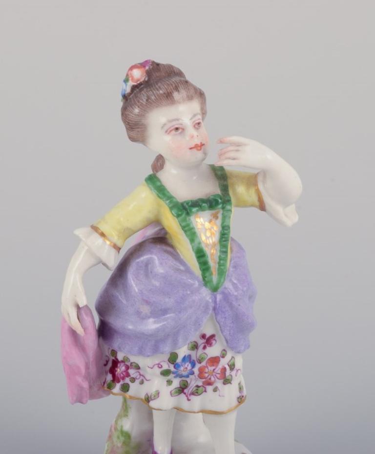 Antique German porcelain figurine. Young woman in elegant attire.  In Excellent Condition For Sale In Copenhagen, DK