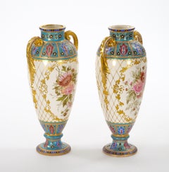 Jarrón decorativo antiguo de porcelana alemana dorada y pintada a mano