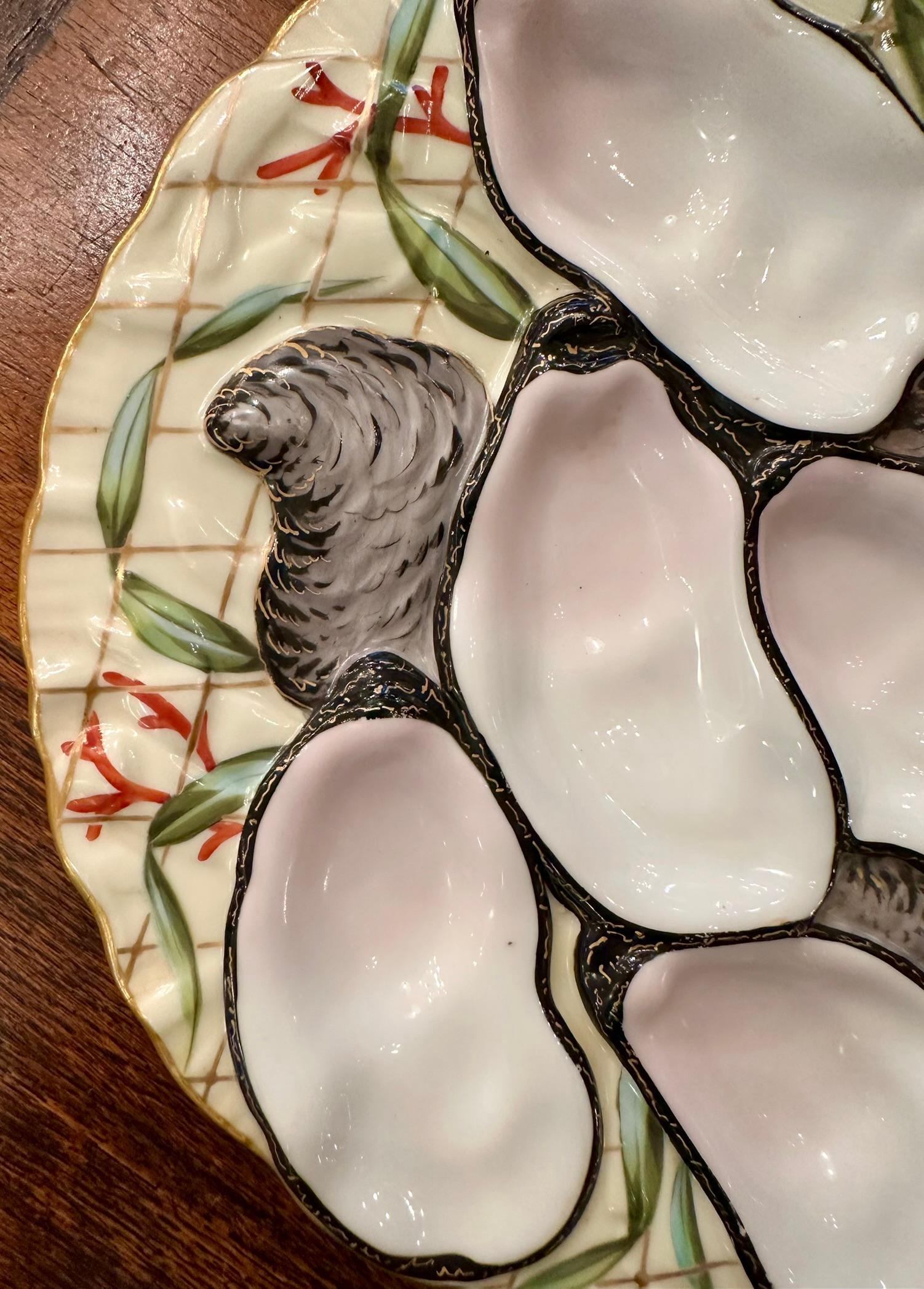 Antiguo Plato de Ostra de Porcelana Alemana con Diseño de Pavo, Circa 1890's.
Pintado a mano en rojo, verde y gris pizarra sobre un fondo amarillo suave con un motivo de cestería dorado.