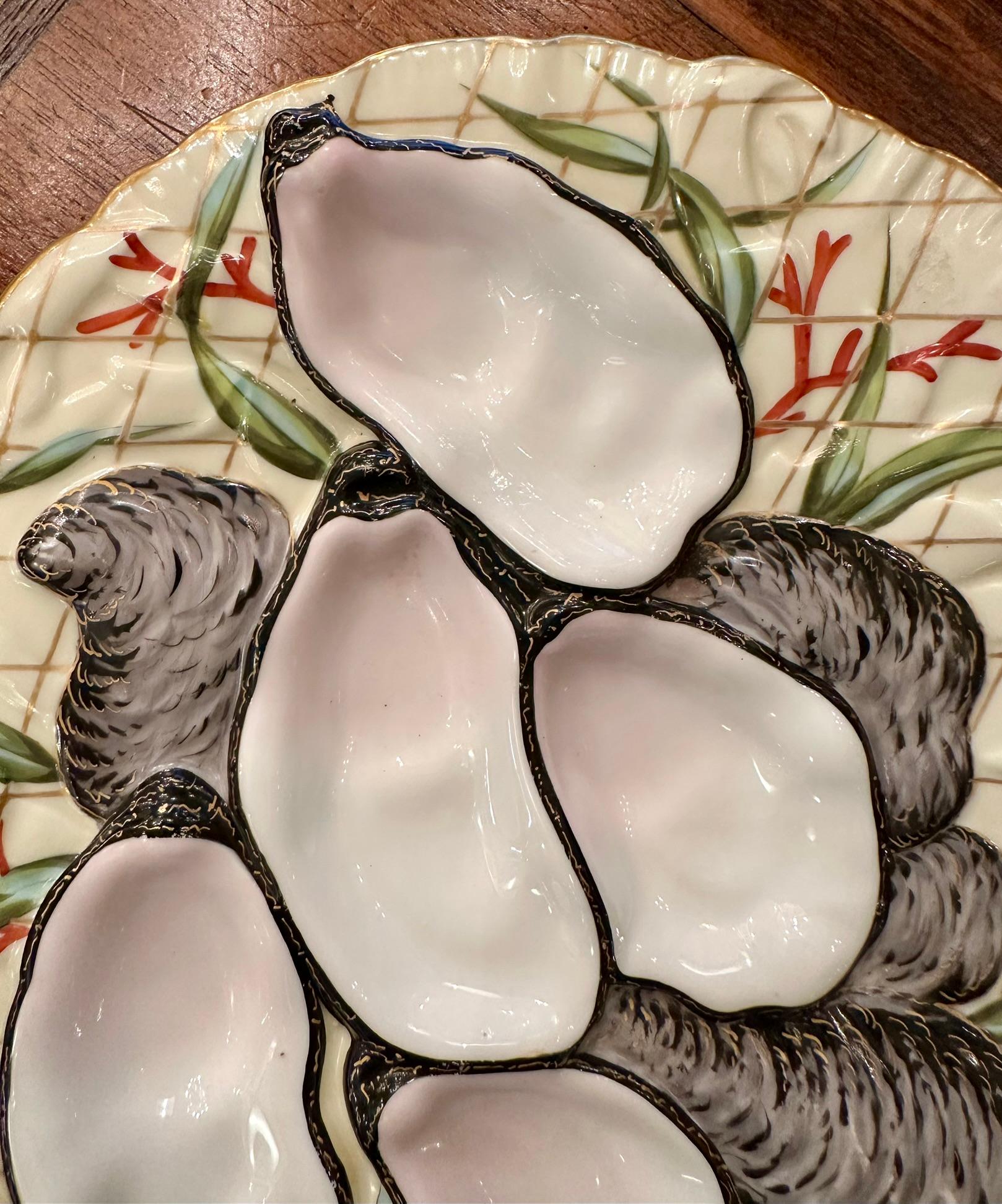 Antiguo Plato de Ostra de Porcelana Alemana Dorada con Diseño de Pavo Circa 1890 Alemán en venta