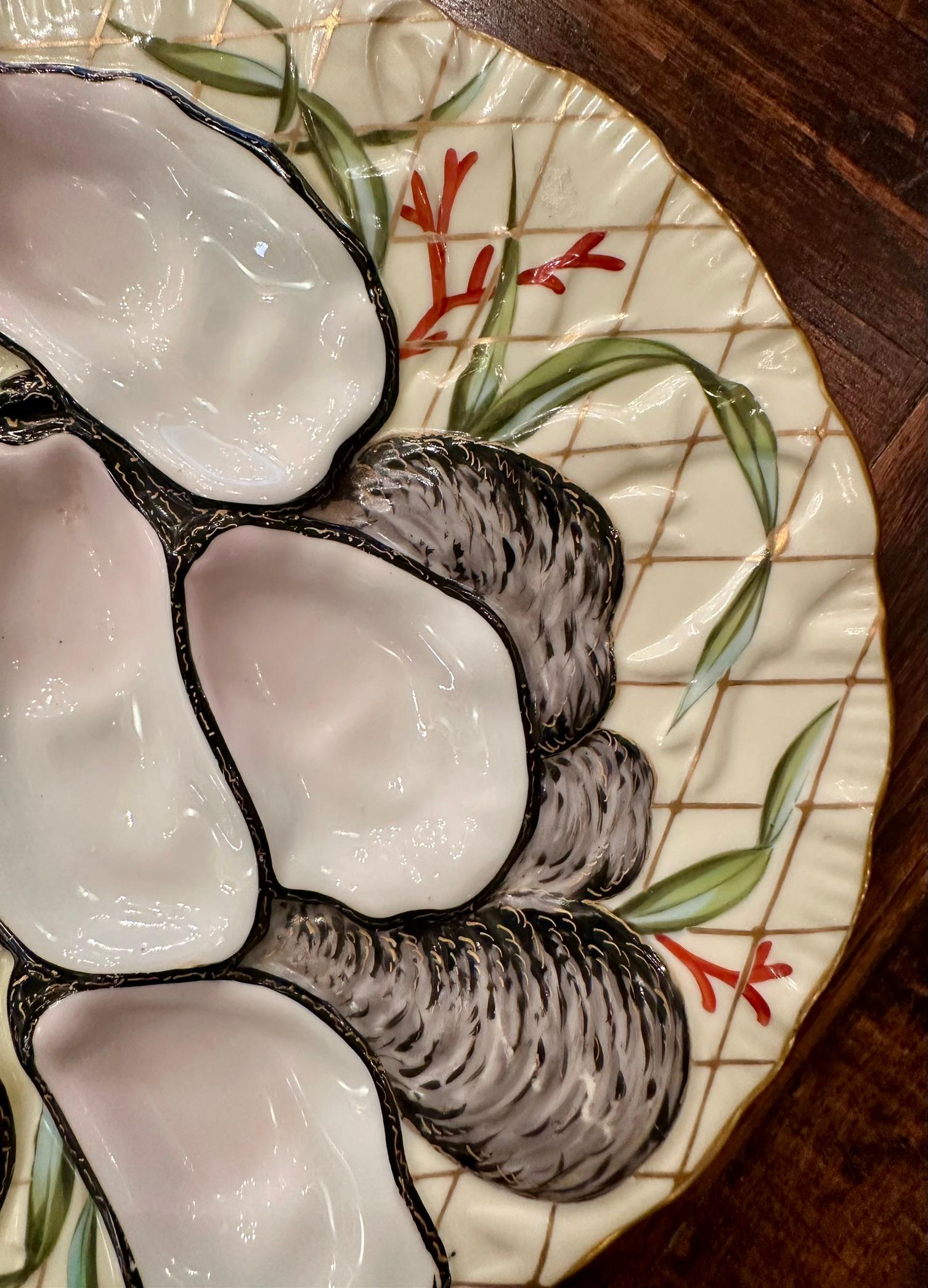 Antiguo Plato de Ostra de Porcelana Alemana Dorada con Diseño de Pavo Circa 1890 en Bueno estado para la venta en New Orleans, LA