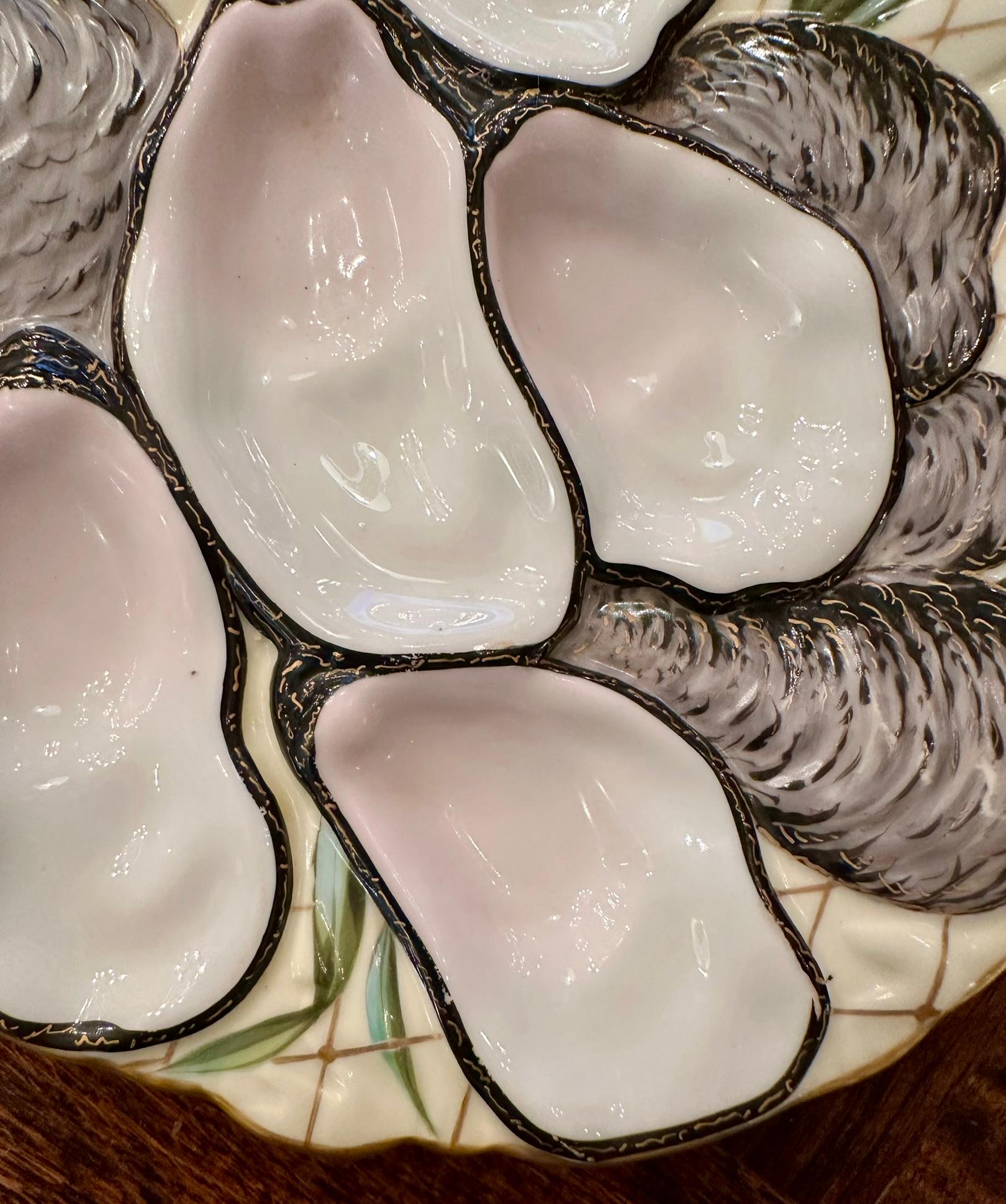Antiguo Plato de Ostra de Porcelana Alemana Dorada con Diseño de Pavo Circa 1890 siglo XIX en venta