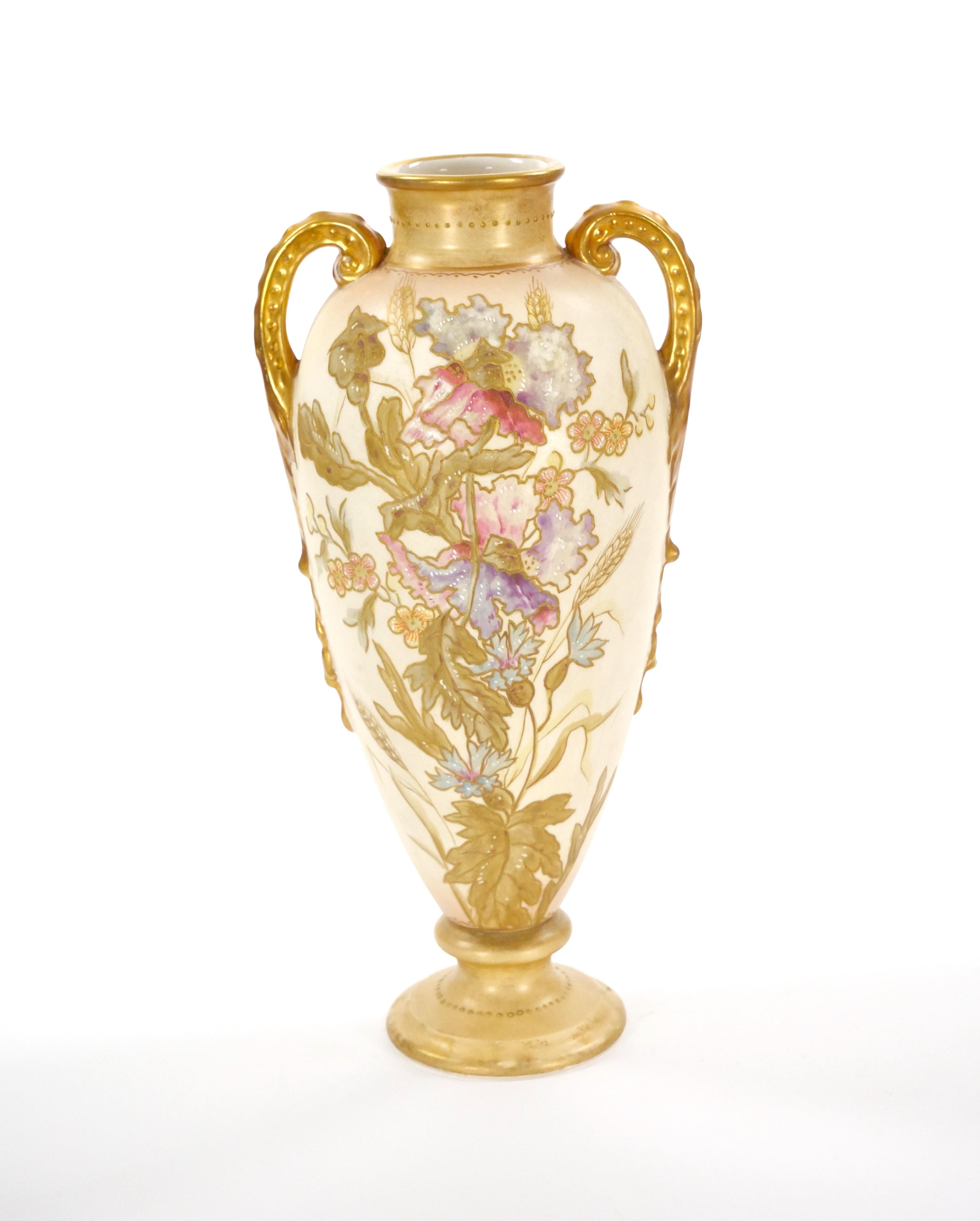 Vase décoratif ancien en porcelaine allemande peint à la main et doré en vente 3