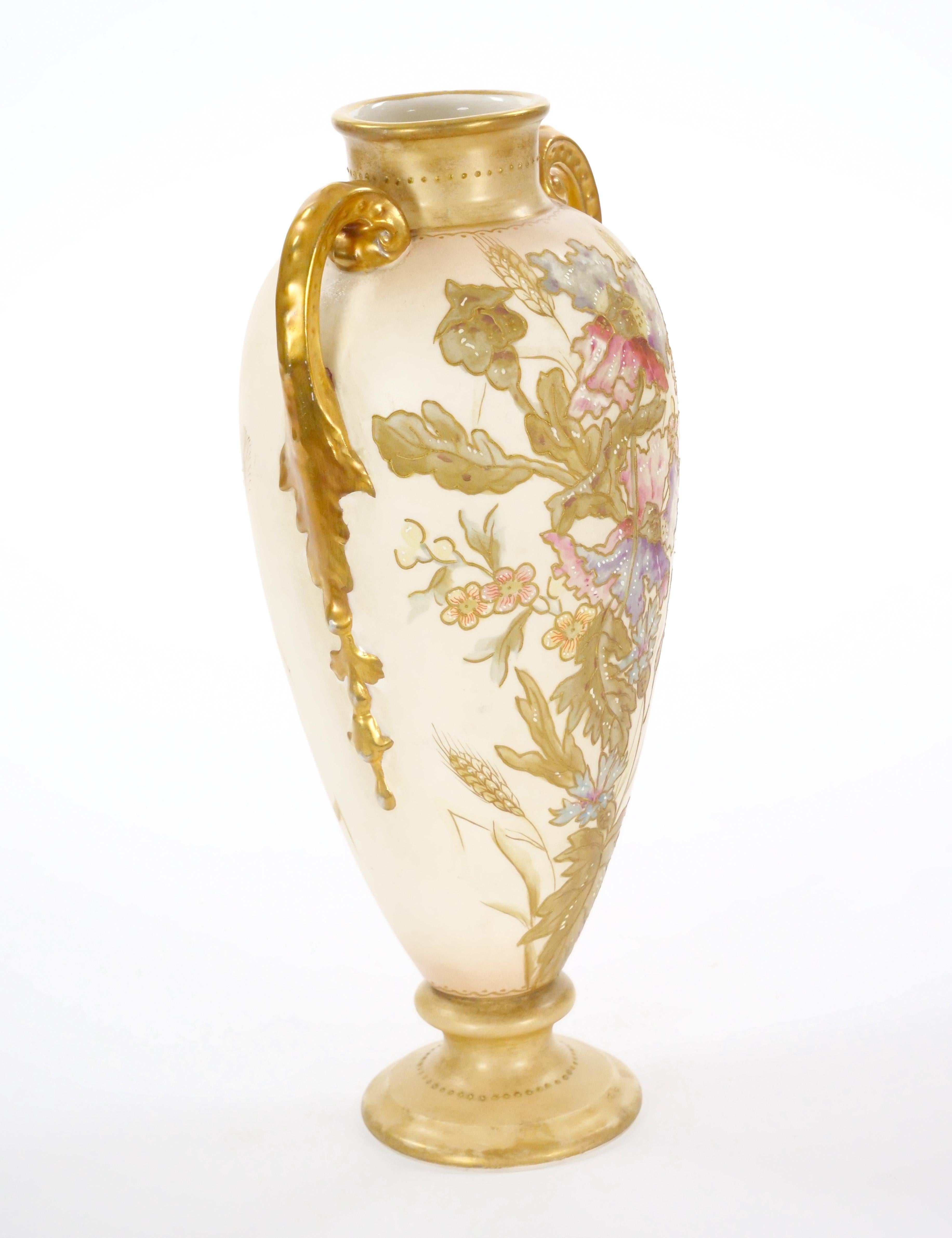 Ce vase antique exquis, fabriqué au XIXe siècle par la très estimée Royal Bonn Company en Allemagne, est un splendide exemple de l'art de la porcelaine fine. Le vase présente un extérieur captivant orné de différentes scènes décoratives florales et