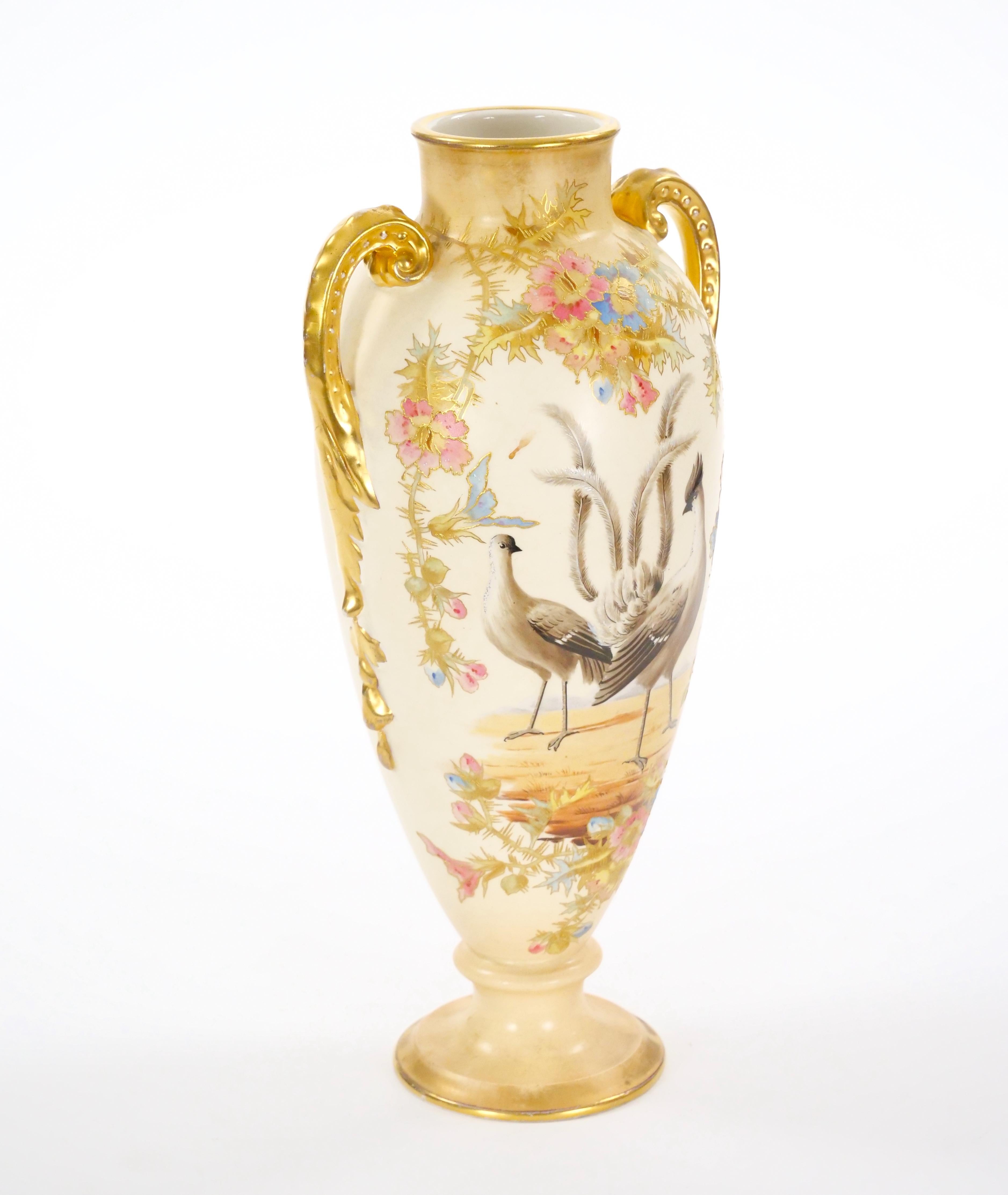 Diese exquisite Porzellanvase, die im 19. Jahrhundert von der renommierten Royal Bonn Company in Deutschland hergestellt wurde, ist ein Beispiel für die hohe Kunst des antiken Handwerks. Mit einer Höhe von ca. 13,5 cm und einem Durchmesser von 7 cm