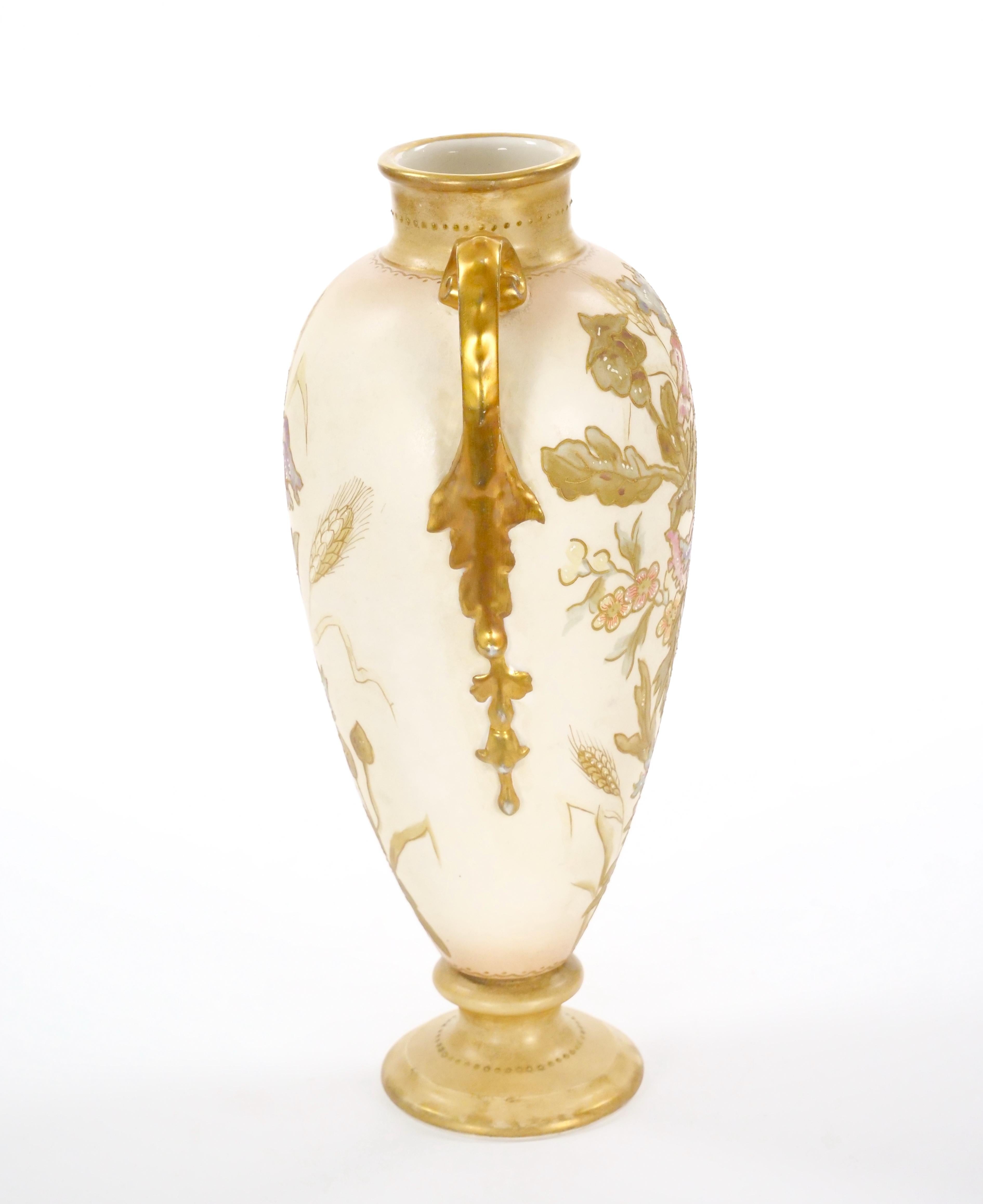 Allemand Vase décoratif ancien en porcelaine allemande peint à la main et doré en vente
