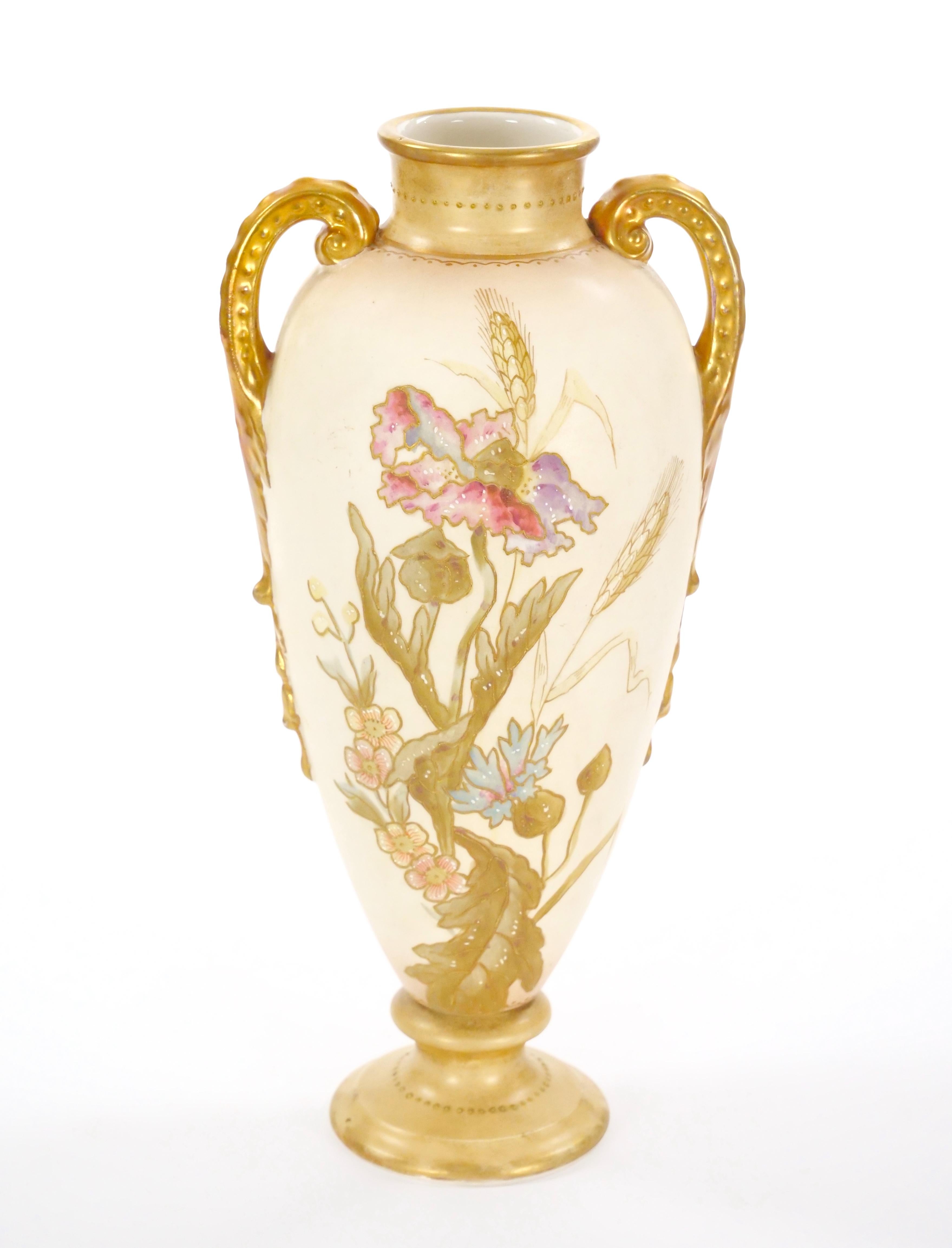 Doré Vase décoratif ancien en porcelaine allemande peint à la main et doré en vente