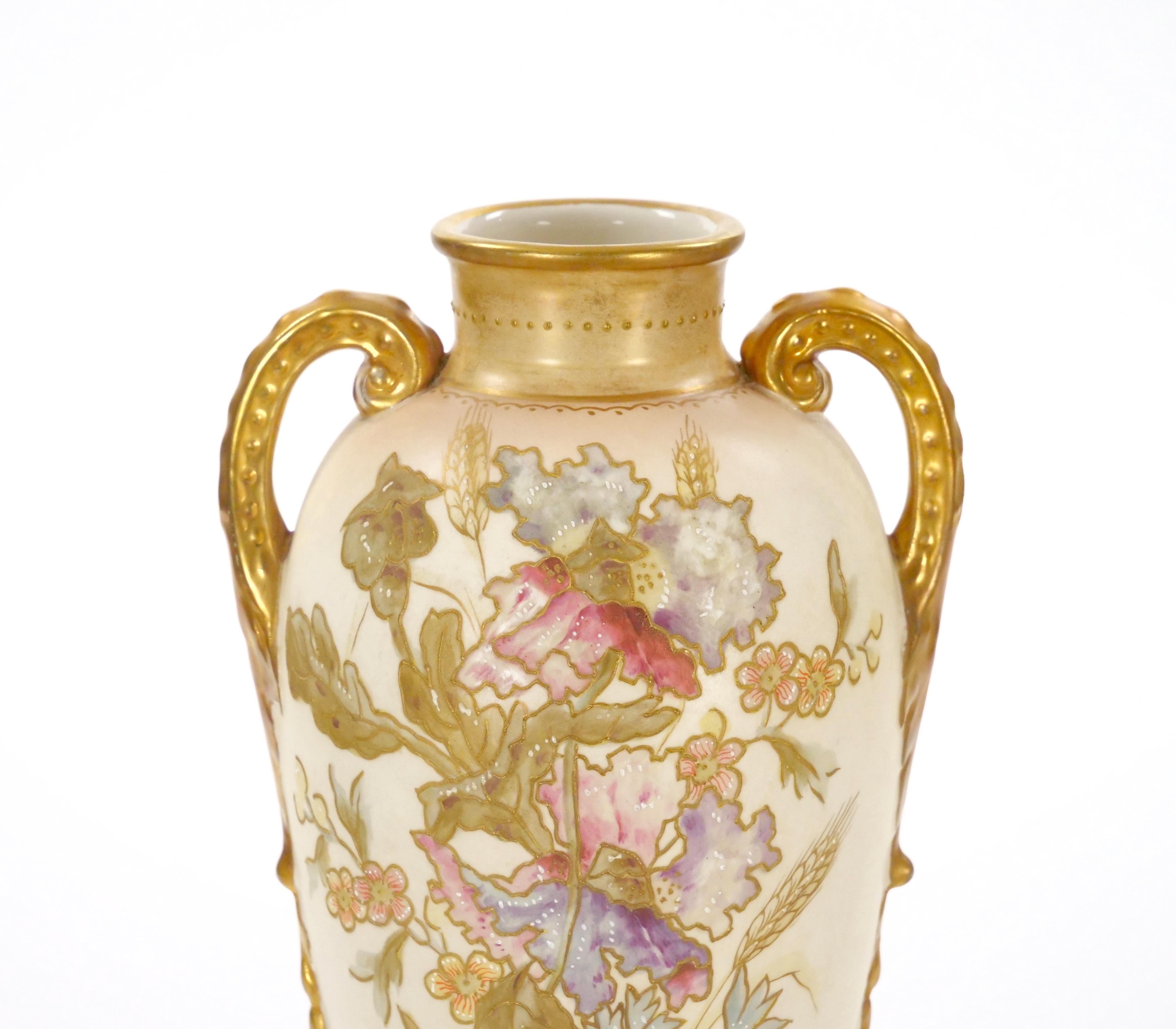 Vase décoratif ancien en porcelaine allemande peint à la main et doré Bon état - En vente à Tarry Town, NY
