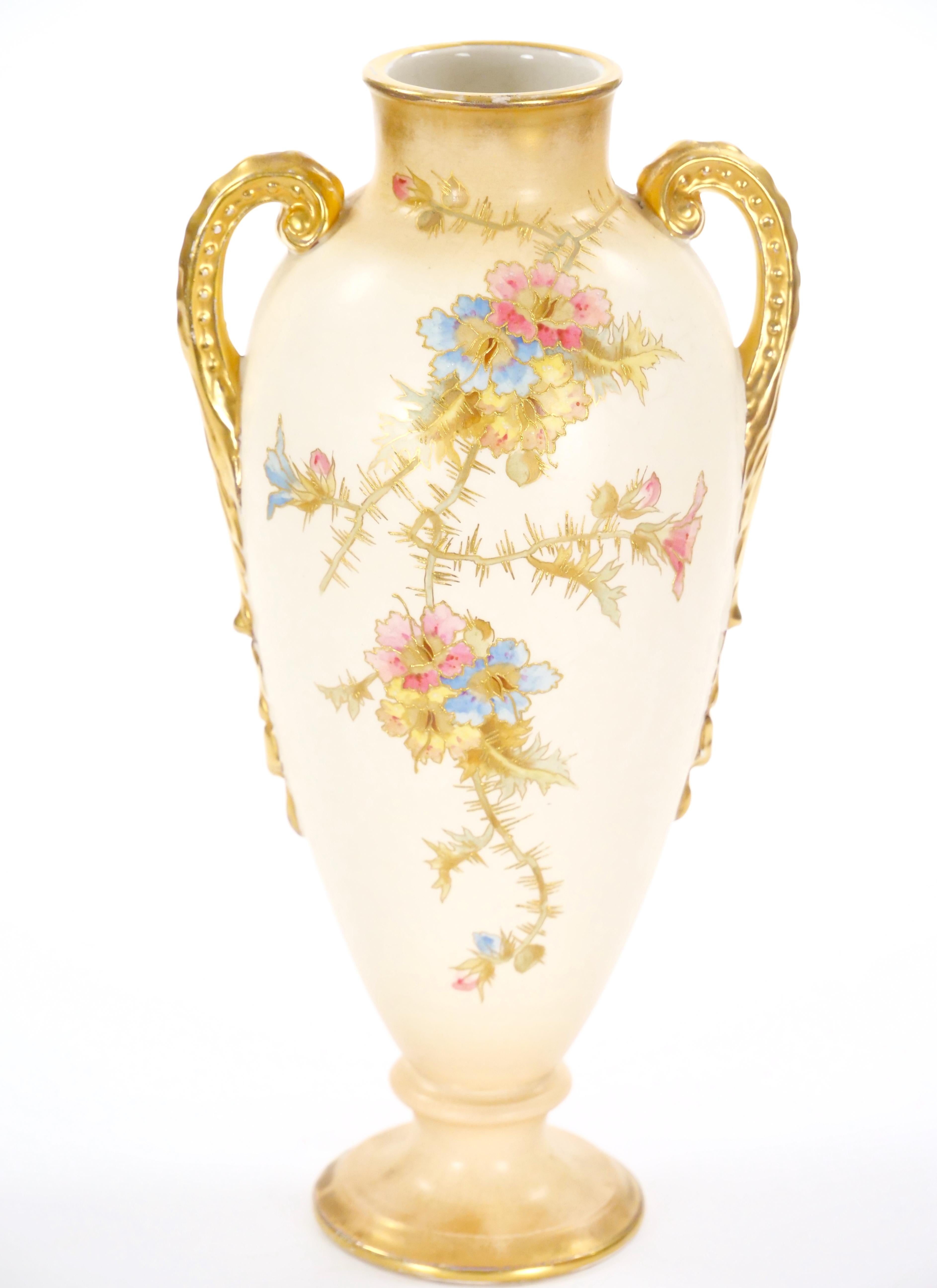 Antike handbemalte / vergoldete dekorative Vase aus deutschem Porzellan im Zustand „Gut“ im Angebot in Tarry Town, NY