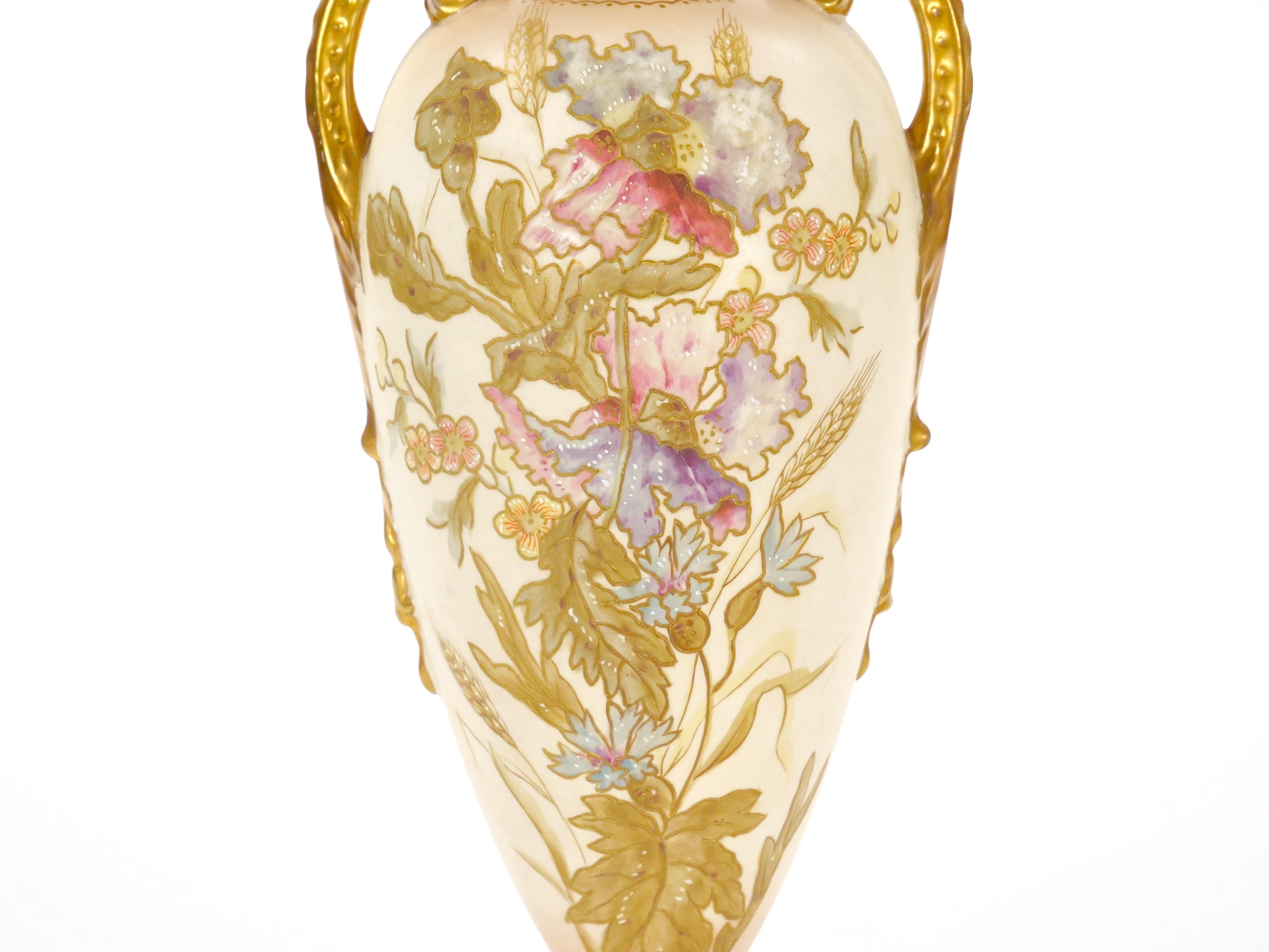 XIXe siècle Vase décoratif ancien en porcelaine allemande peint à la main et doré en vente