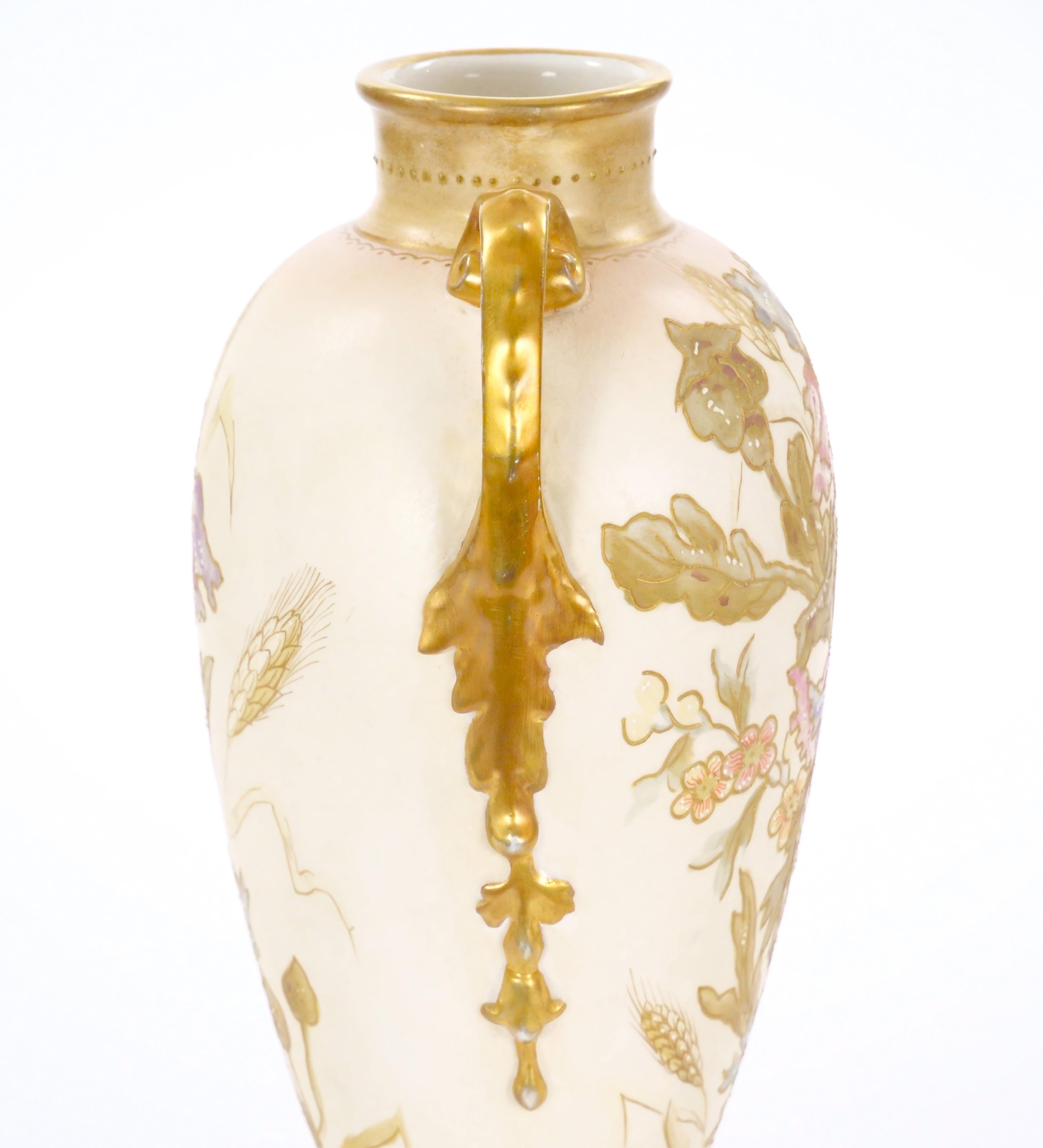 Or Vase décoratif ancien en porcelaine allemande peint à la main et doré en vente