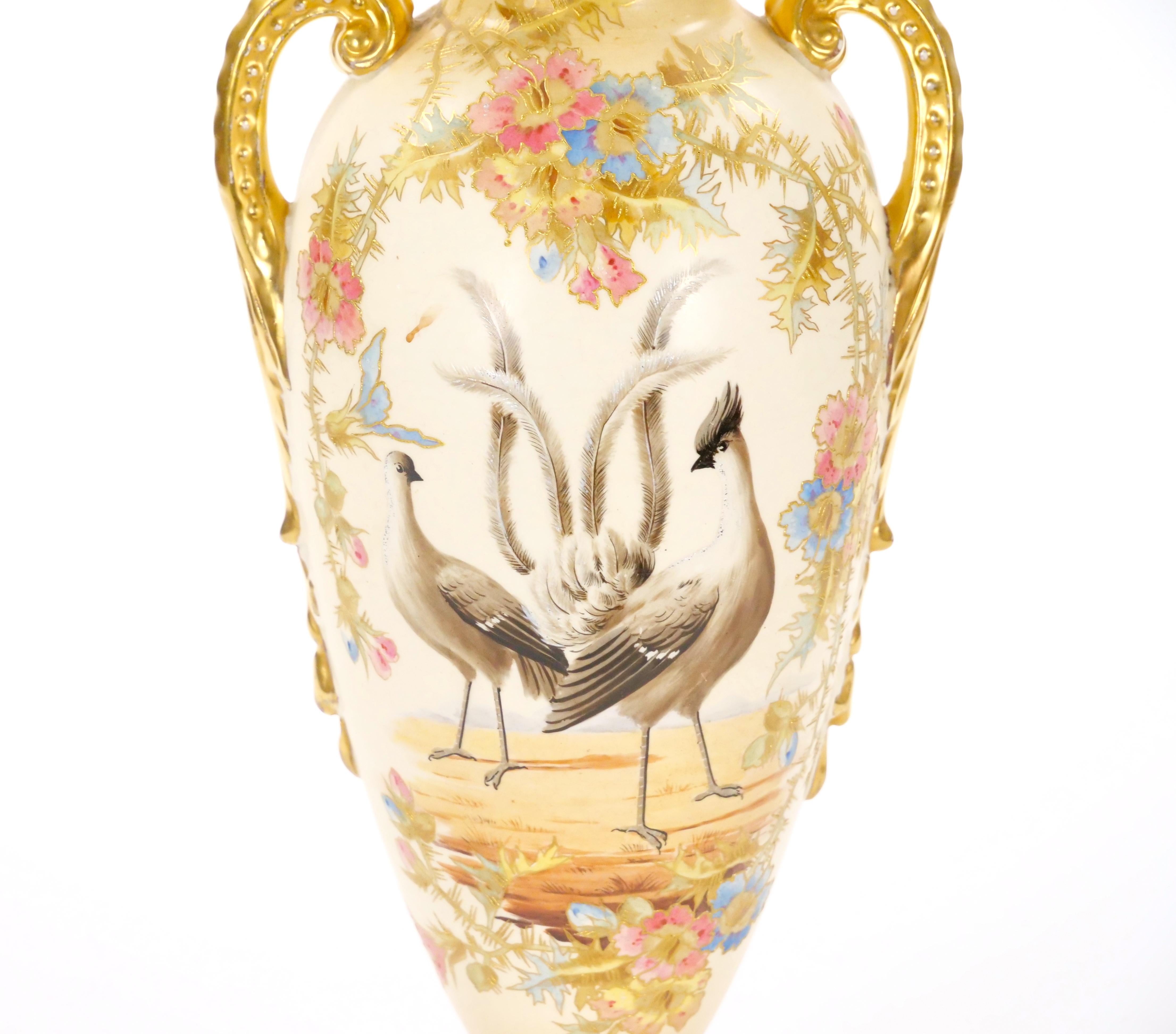 Antike handbemalte / vergoldete dekorative Vase aus deutschem Porzellan (Gold) im Angebot