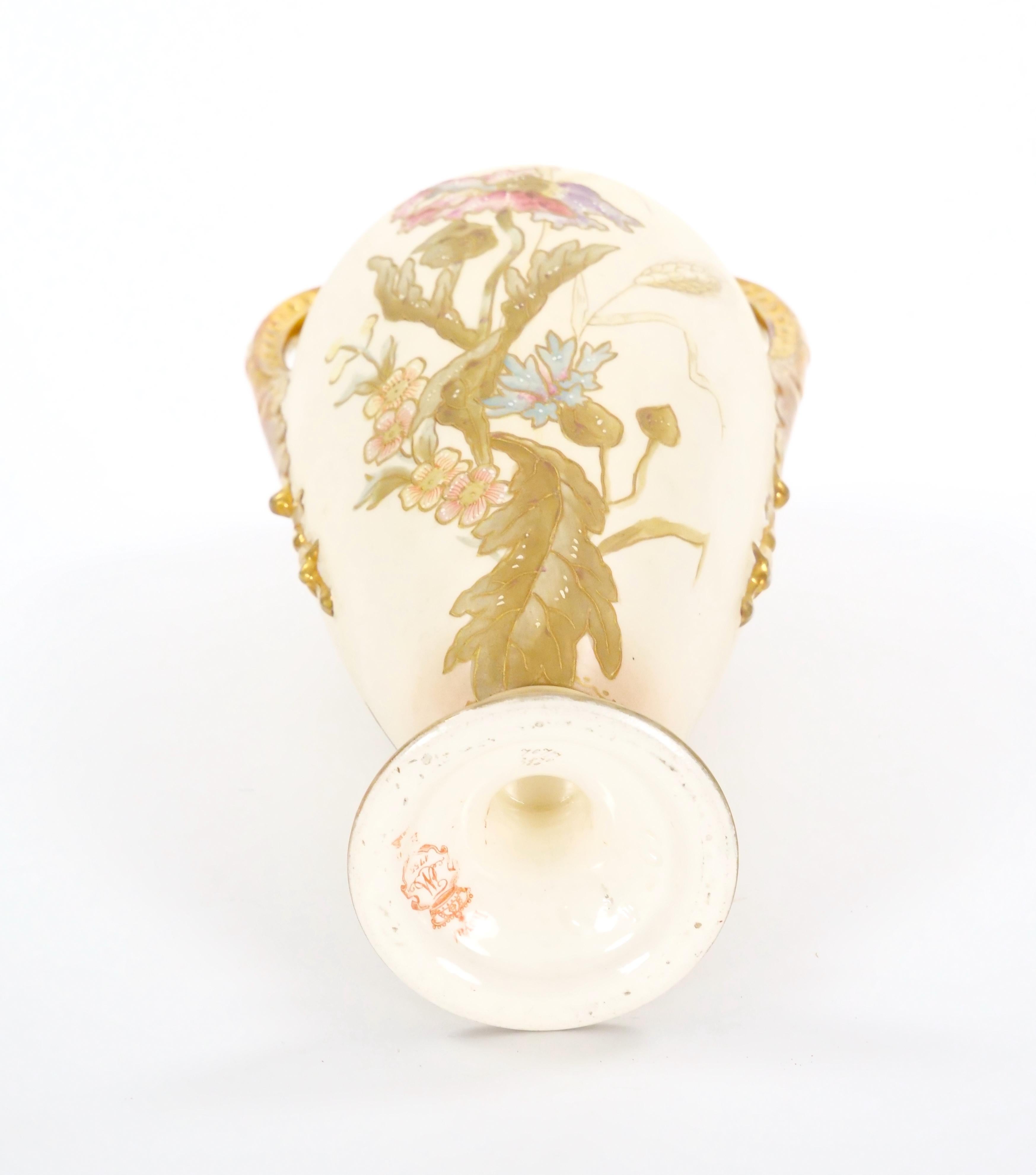 Vase décoratif ancien en porcelaine allemande peint à la main et doré en vente 1