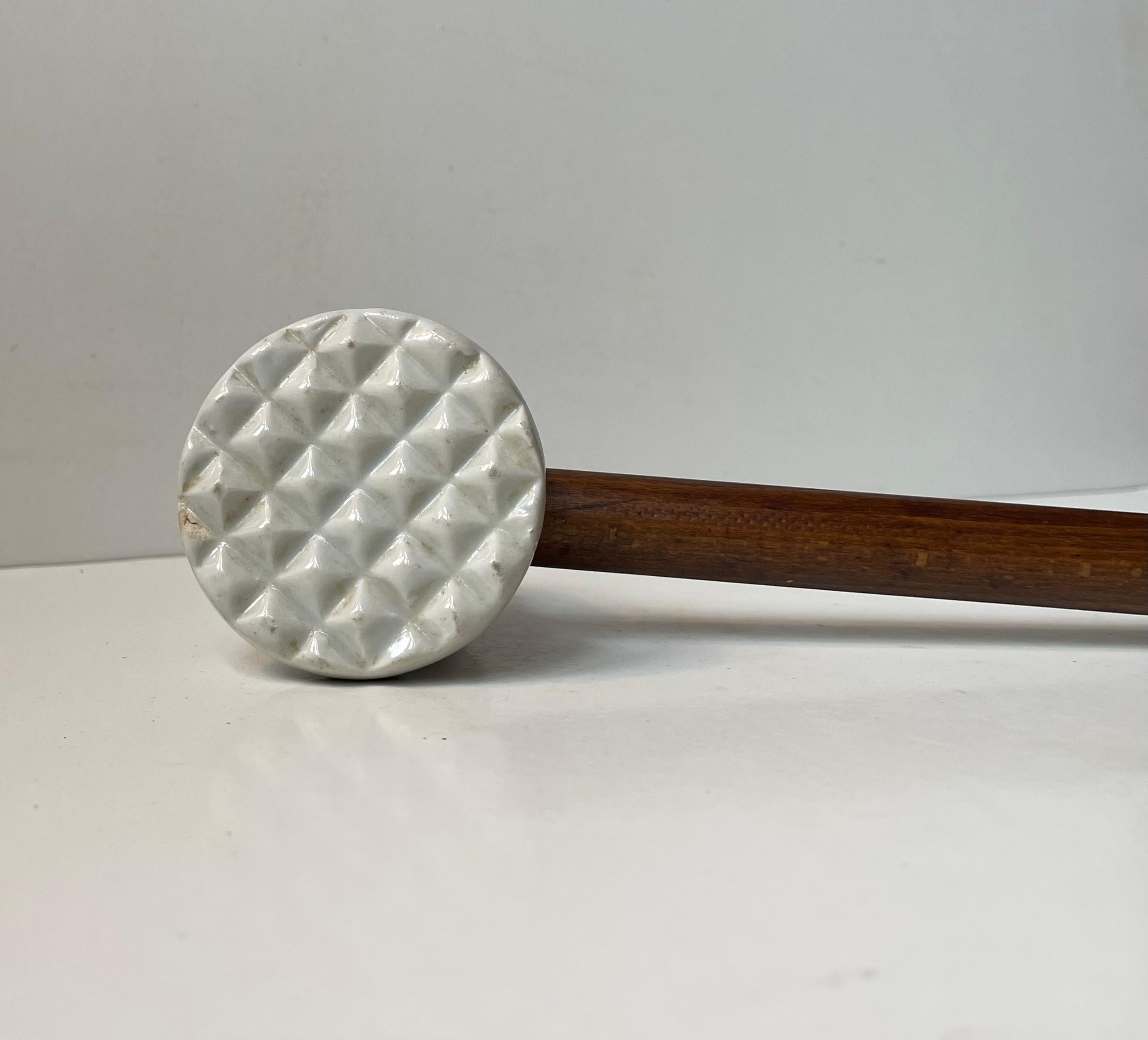 Antique German Porcelain Meat Hammer in Meissen Blue Onion In Good Condition For Sale In Esbjerg, DK