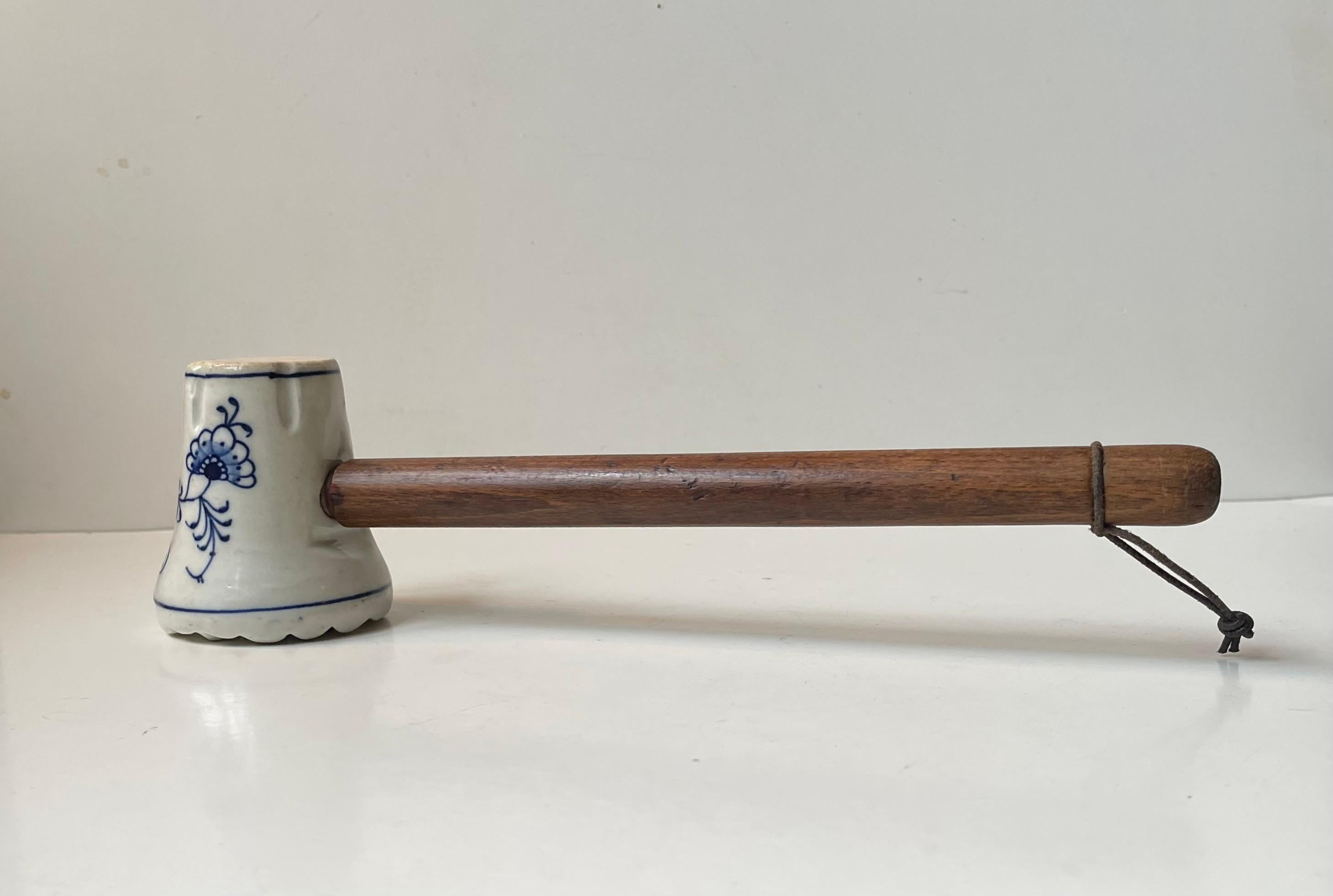 Antique German Porcelain Meat Hammer in Meissen Blue Onion For Sale 1