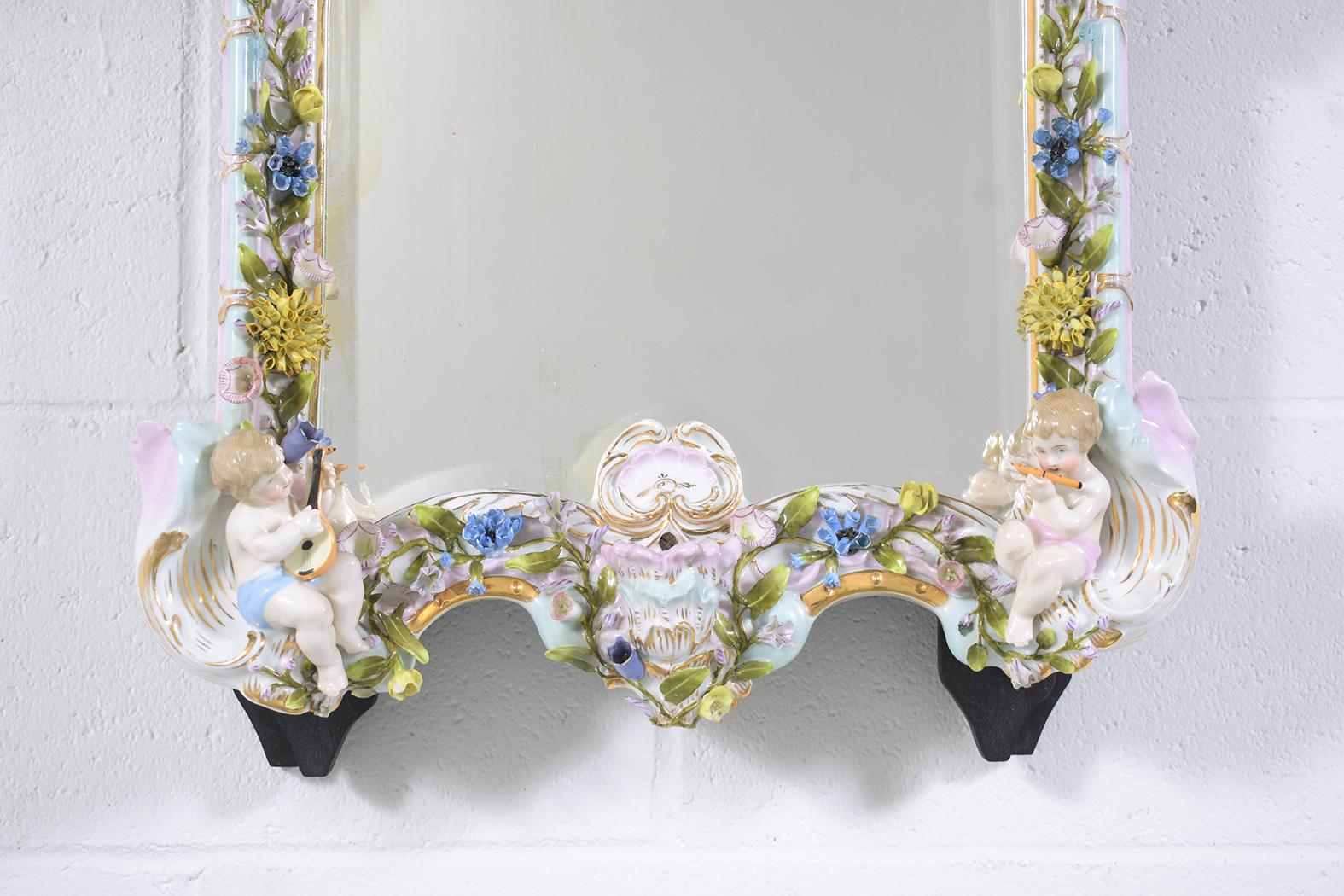 Fait main Miroir ancien en porcelaine avec cadre floral coloré allemand en vente