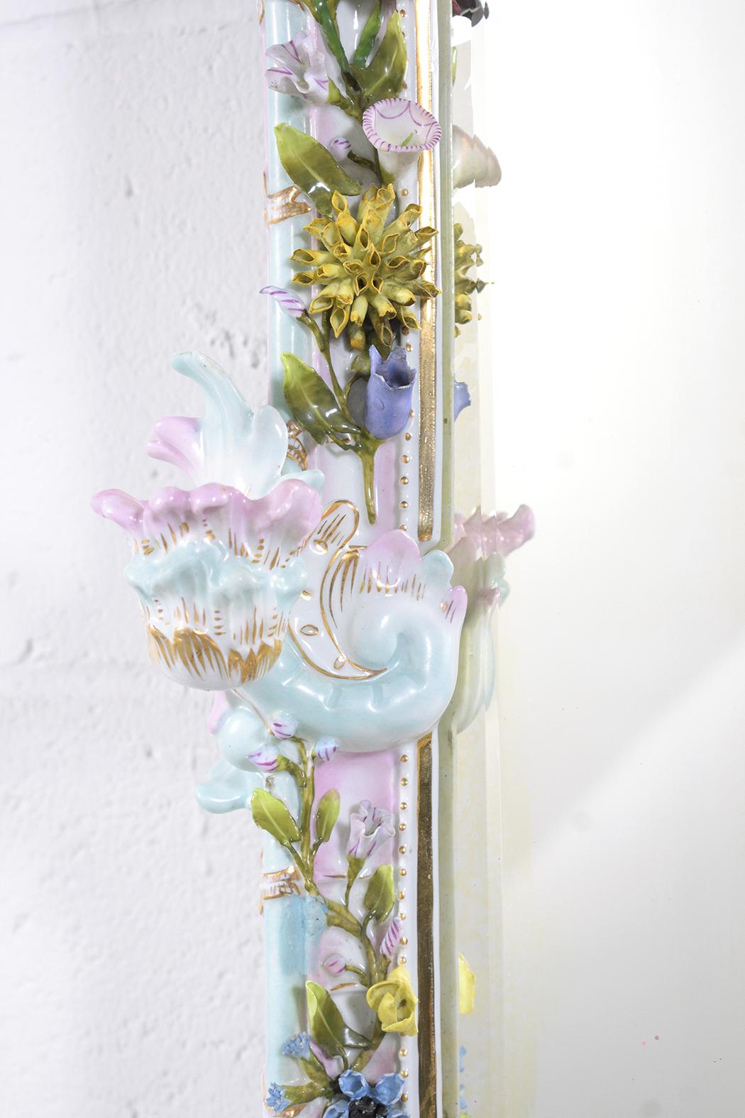 Antiker deutscher farbenfroher Porzellanspiegel mit Blumenrahmen (Frühes 20. Jahrhundert) im Angebot