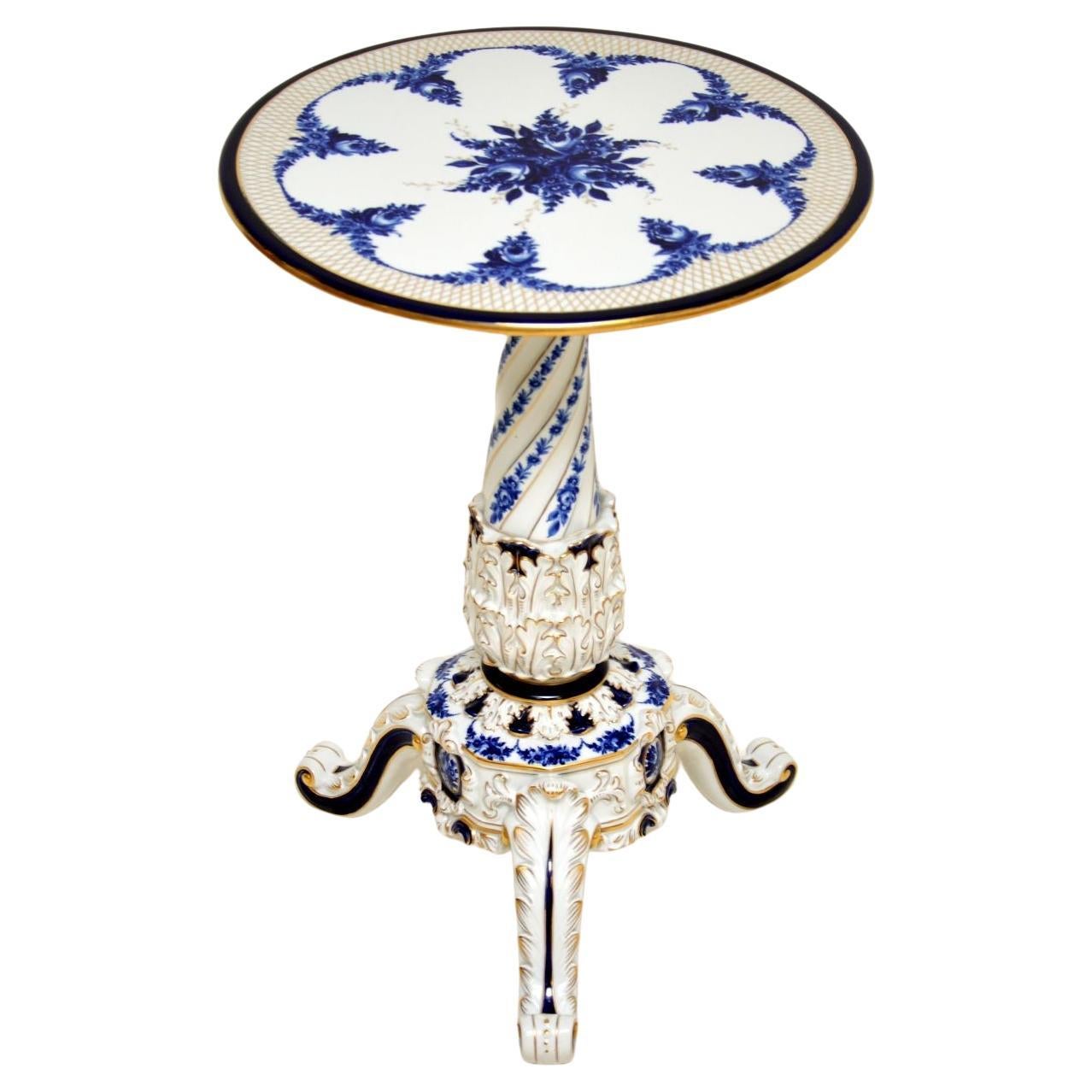 Ancienne table tripode en porcelaine allemande