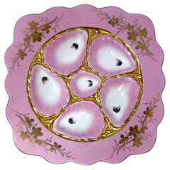 Antiguo plato cuadrado de ostras de porcelana alemana rosa y dorada con volantes, circa 1890. 