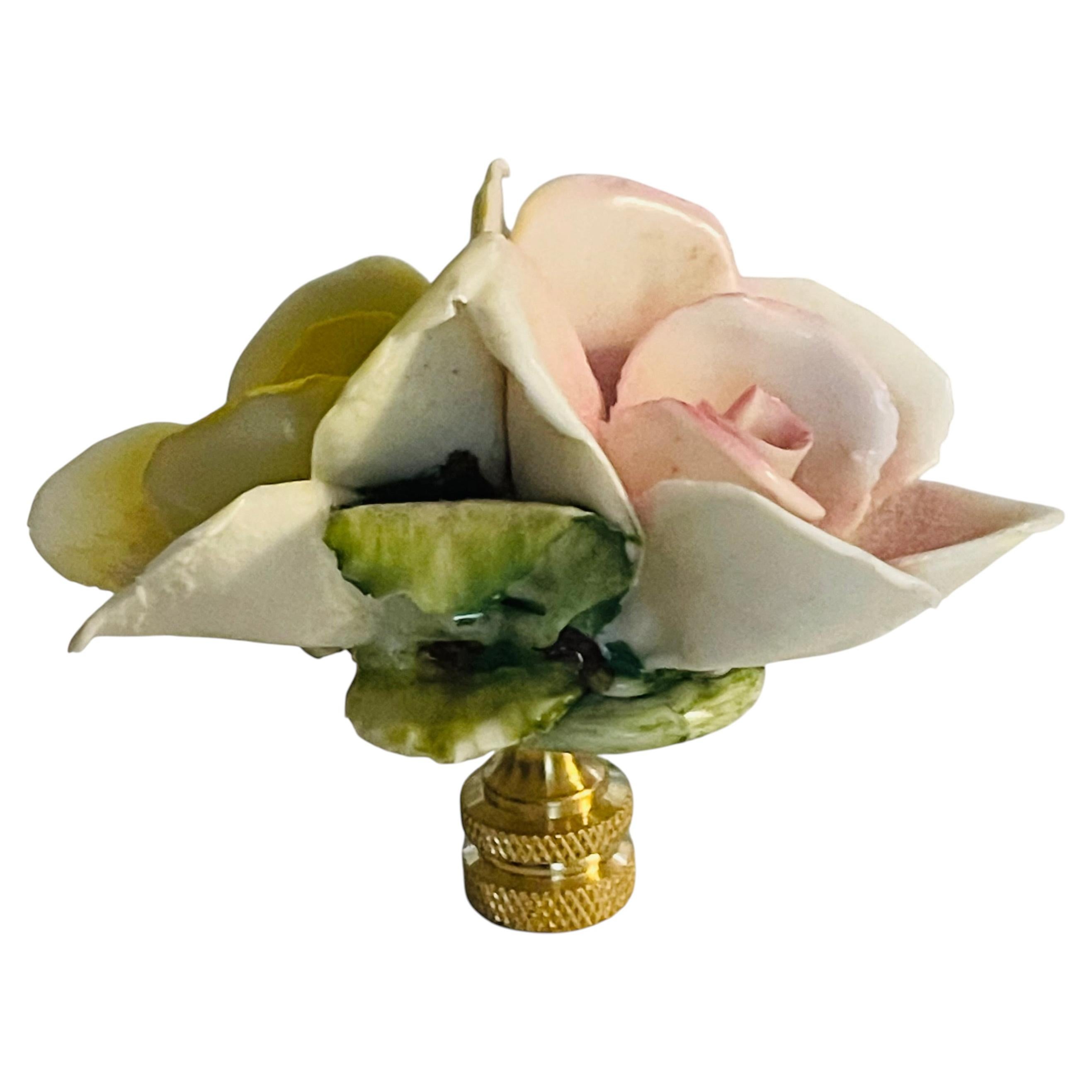 Remate de lámpara con rosas de porcelana italiana antigua de Capodimonte