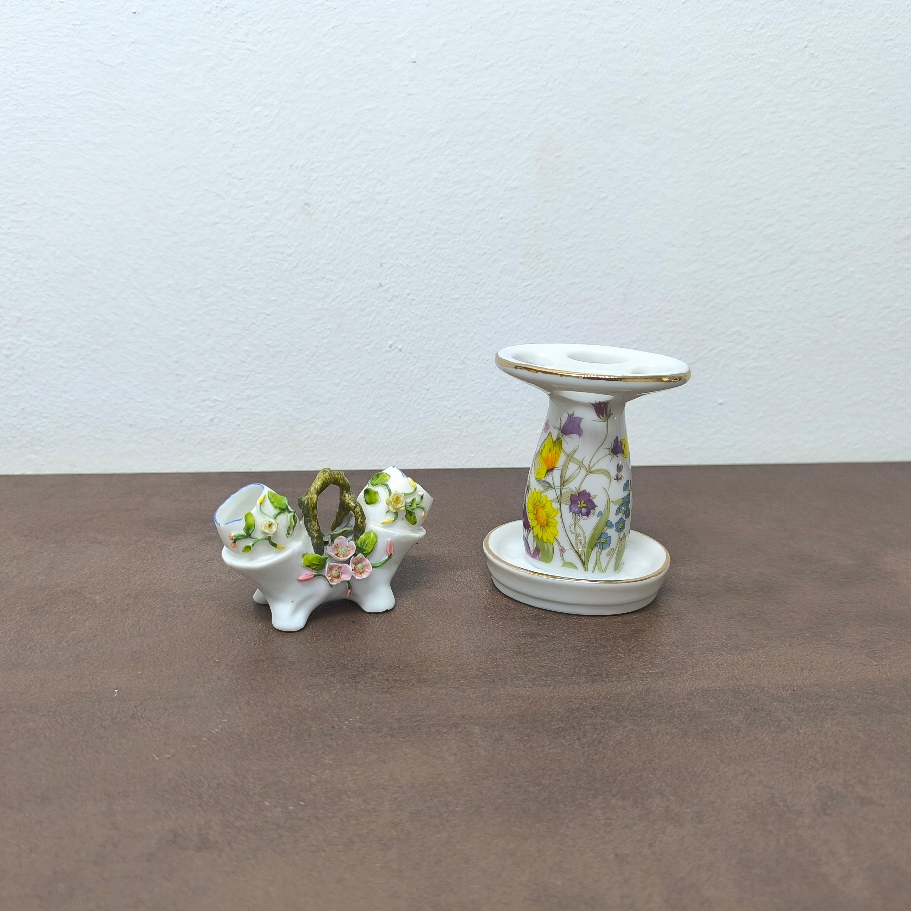 Porte-sel et poivre en porcelaine Ernst Bohne Söhne du début du 20e siècle et grenouille fleurie, milieu du 20e siècle
Dimensions :
- Porte-sel et poivre : environ 6cm H x 8cm L
- Vase de déversement : environ 10cm H x 7cm L
Condit : Excellent état