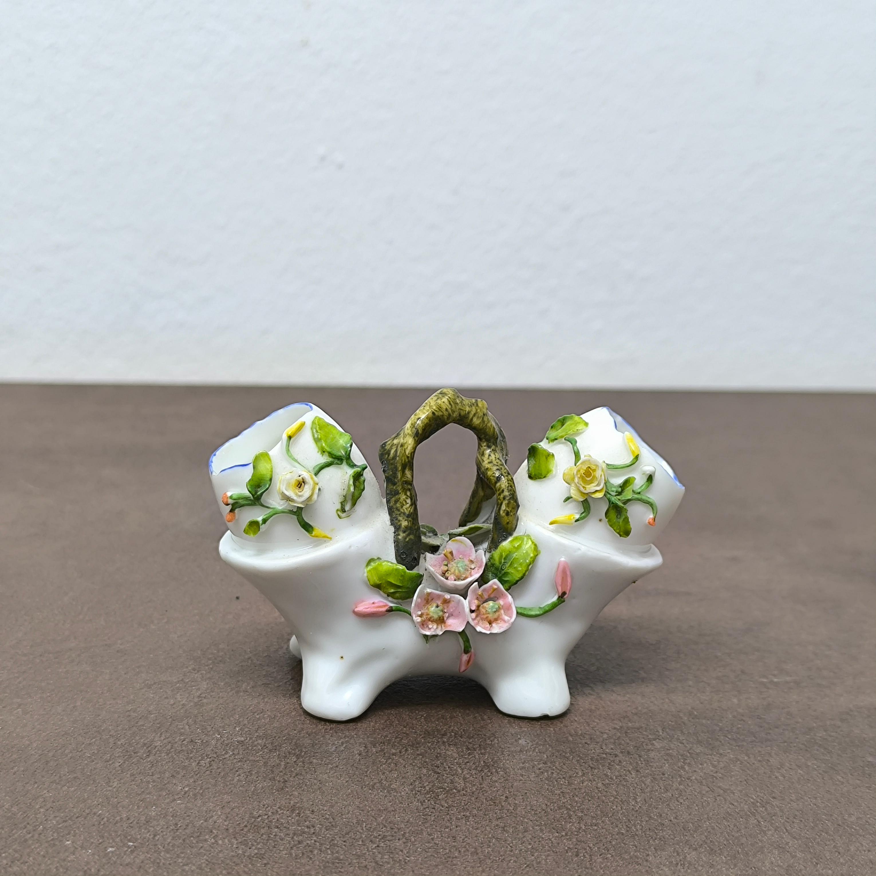 Fait main Ancien porte-sel et poivre en porcelaine allemande et vase à fleurs - Cadeau prêt à l'emploi en vente