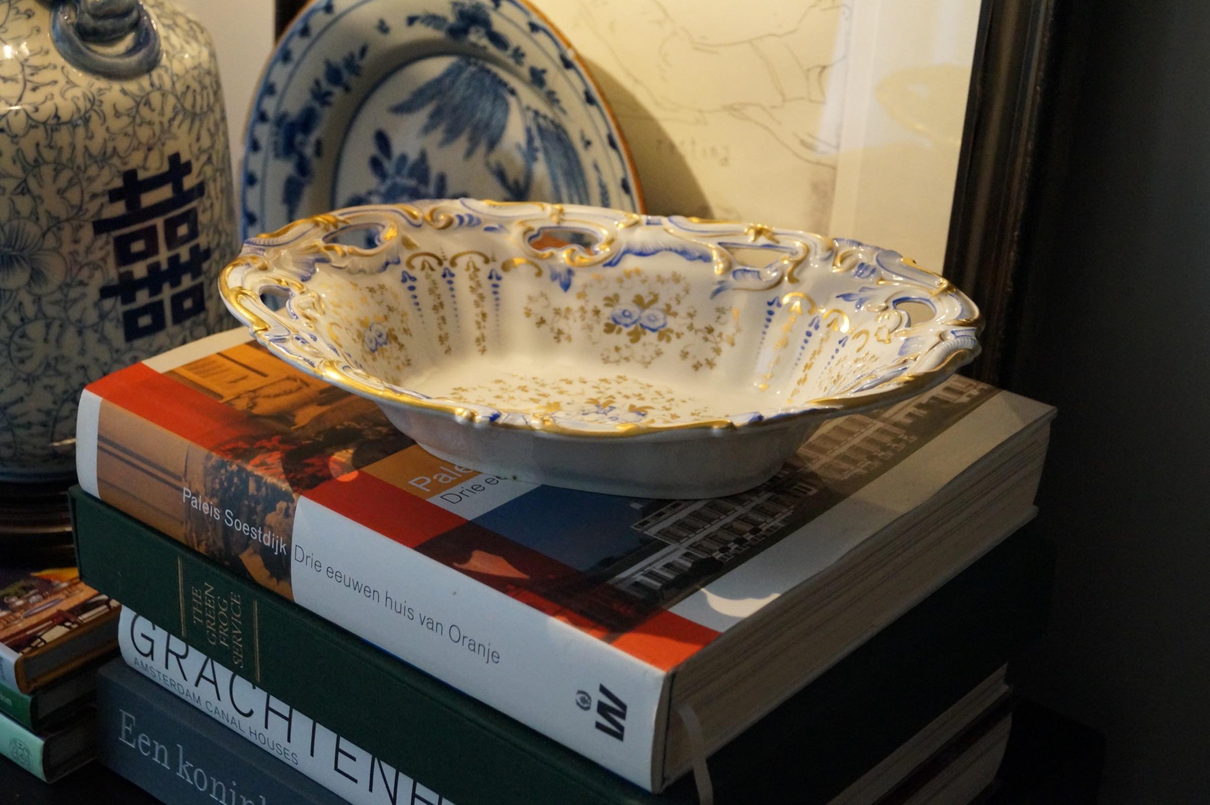 Unique and rare SPM Berlin oval dish, Germany, 1880-1900.

Richly decorated with gold and blue and a cutaway edge.

Perfect condition.
 
Measures: 30 cm x 21.5 cm. Height 6.5 cm.