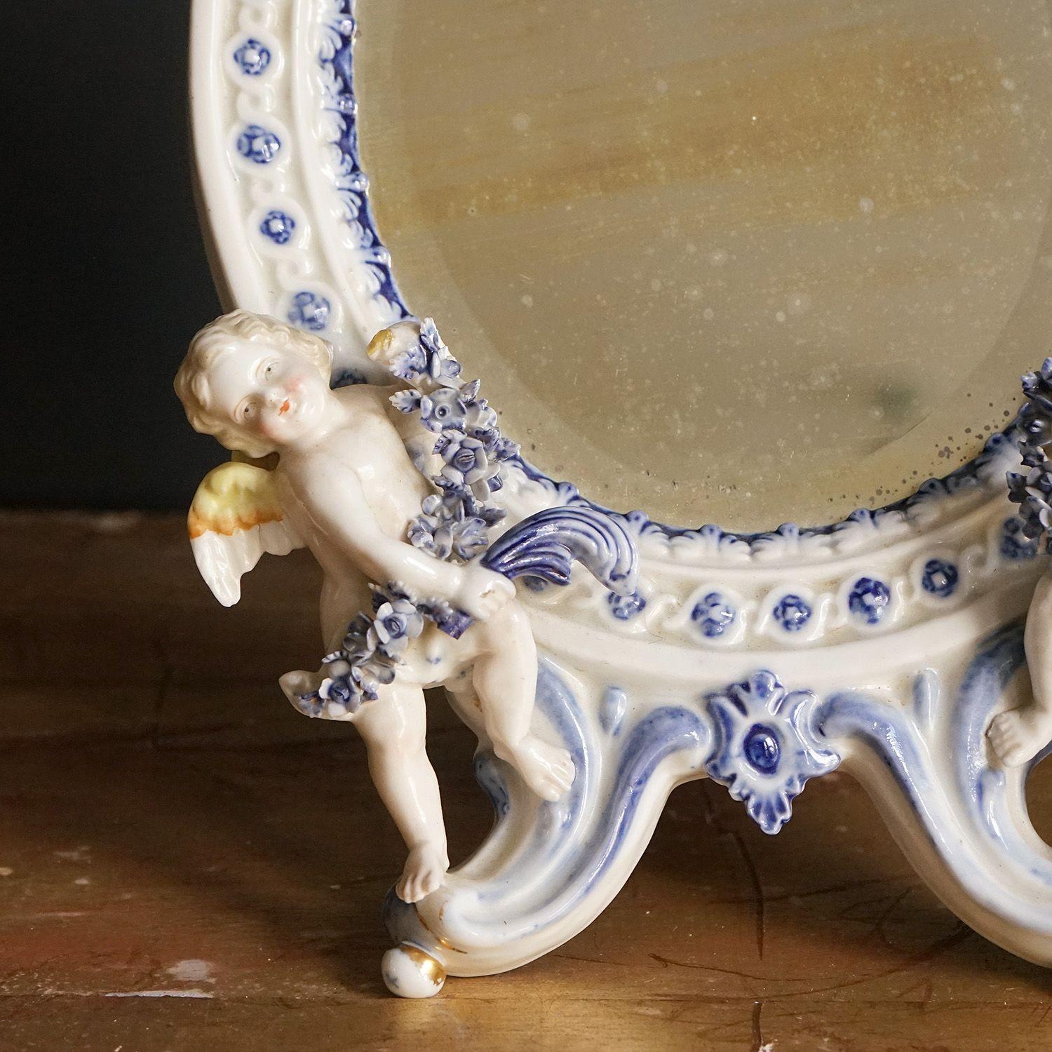 XIXe siècle Antique Antique Mirror de table en porcelaine allemande avec chérubins, 19ème siècle en vente