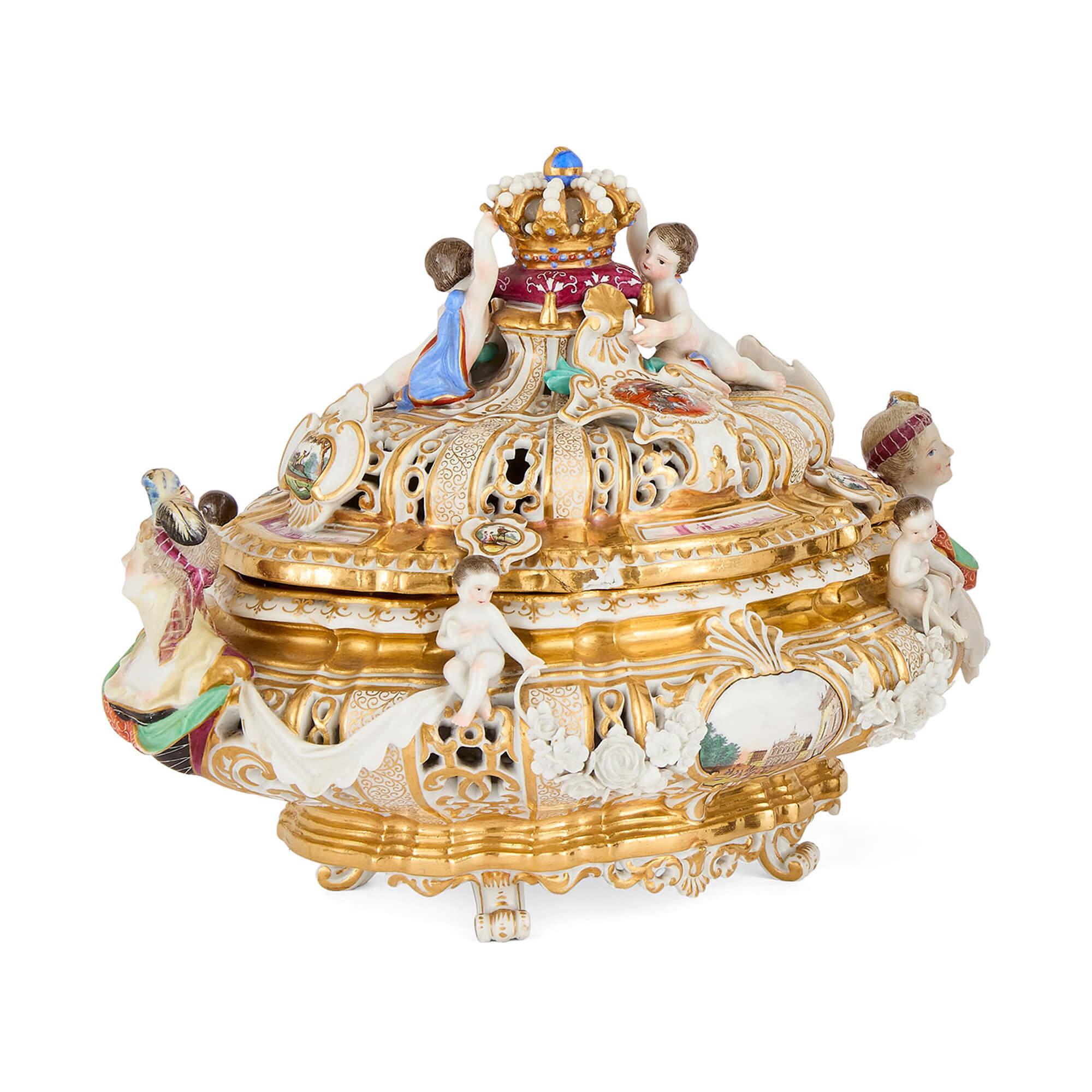 Antica zuppiera in porcellana tedesca con coperchio di Meissen Porcelain 
Tedesco, fine del XIX secolo 
Altezza 20cm, larghezza 25cm, profondità 18cm

Questa straordinaria zuppiera in porcellana, prodotta da Meissen alla fine del XIX secolo, è uno
