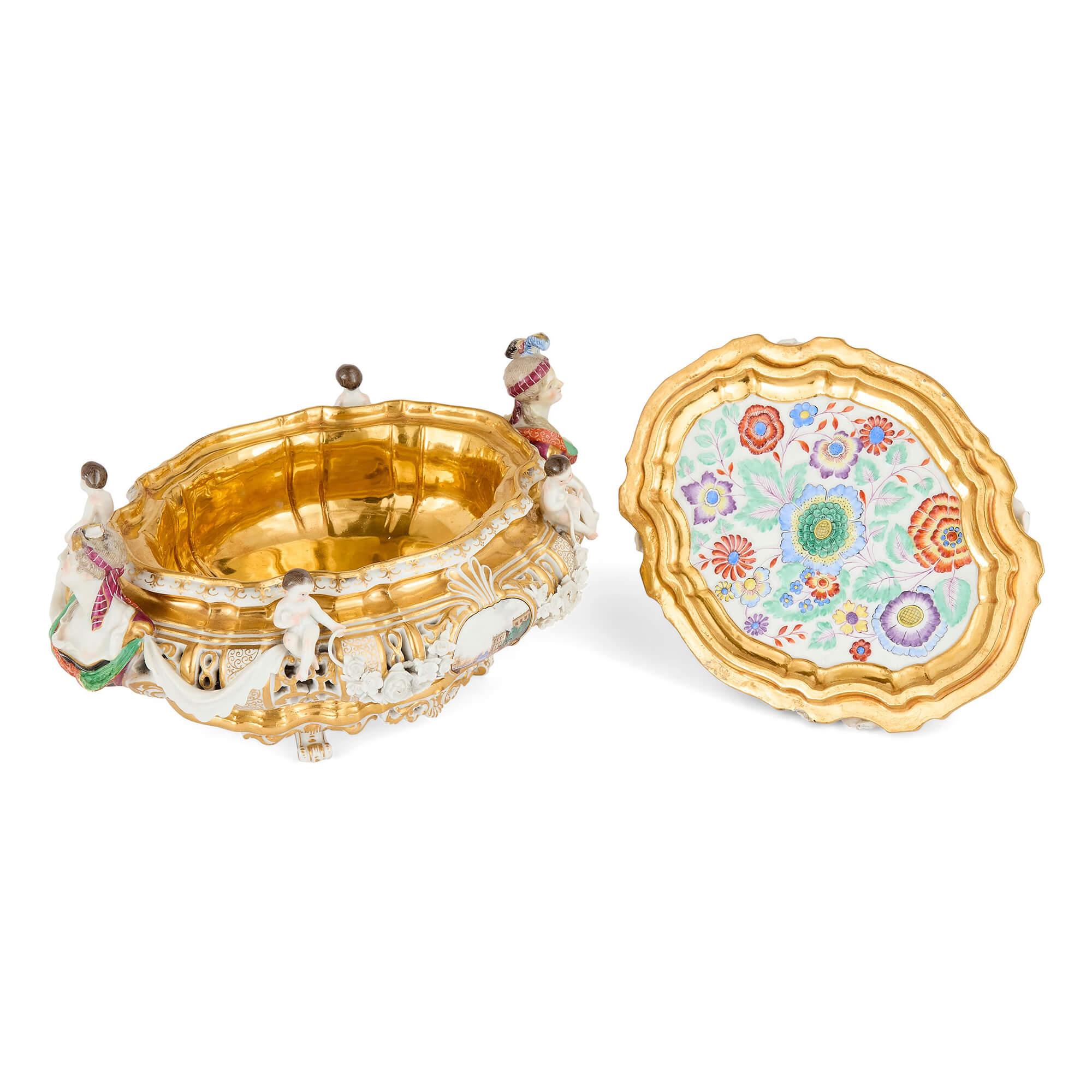 Tedesco Antica zuppiera tedesca in porcellana con coperchio di Meissen Porcelain in vendita