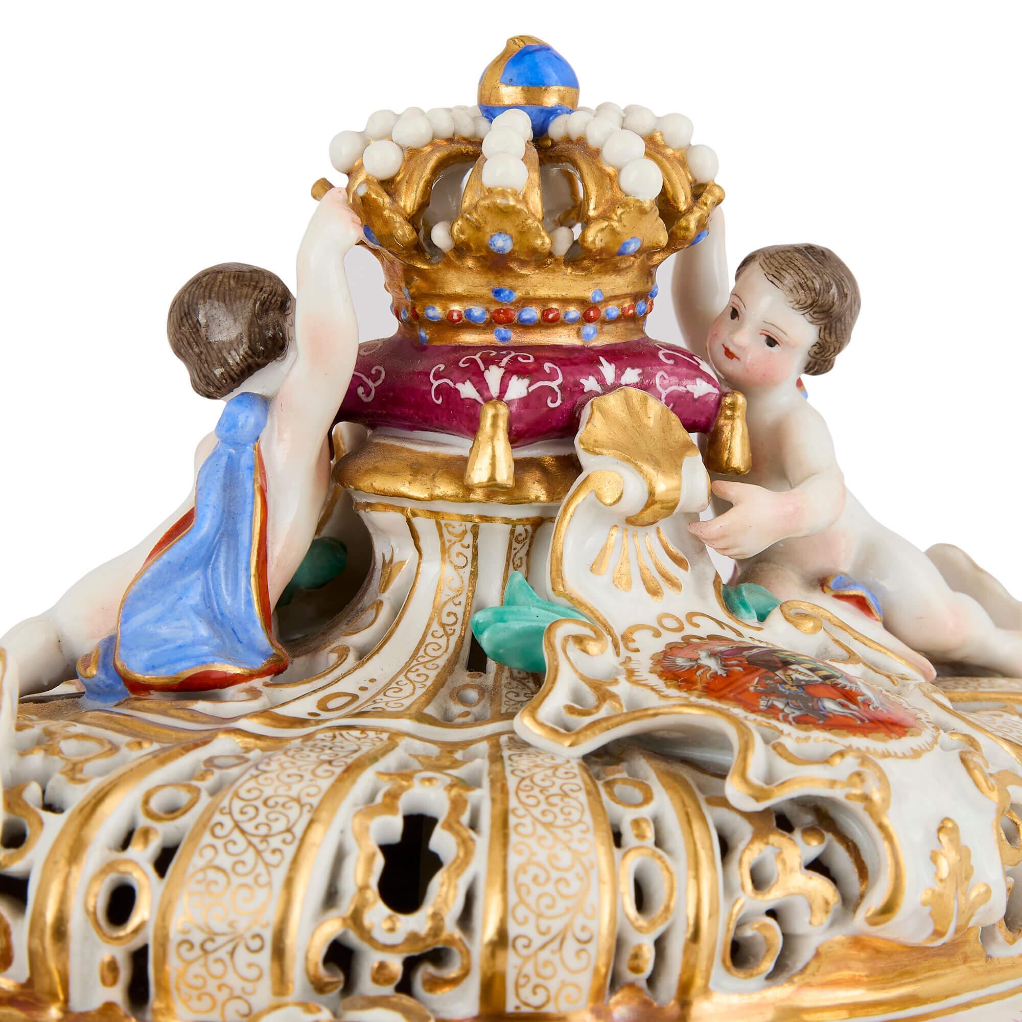 Dorato Antica zuppiera tedesca in porcellana con coperchio di Meissen Porcelain in vendita