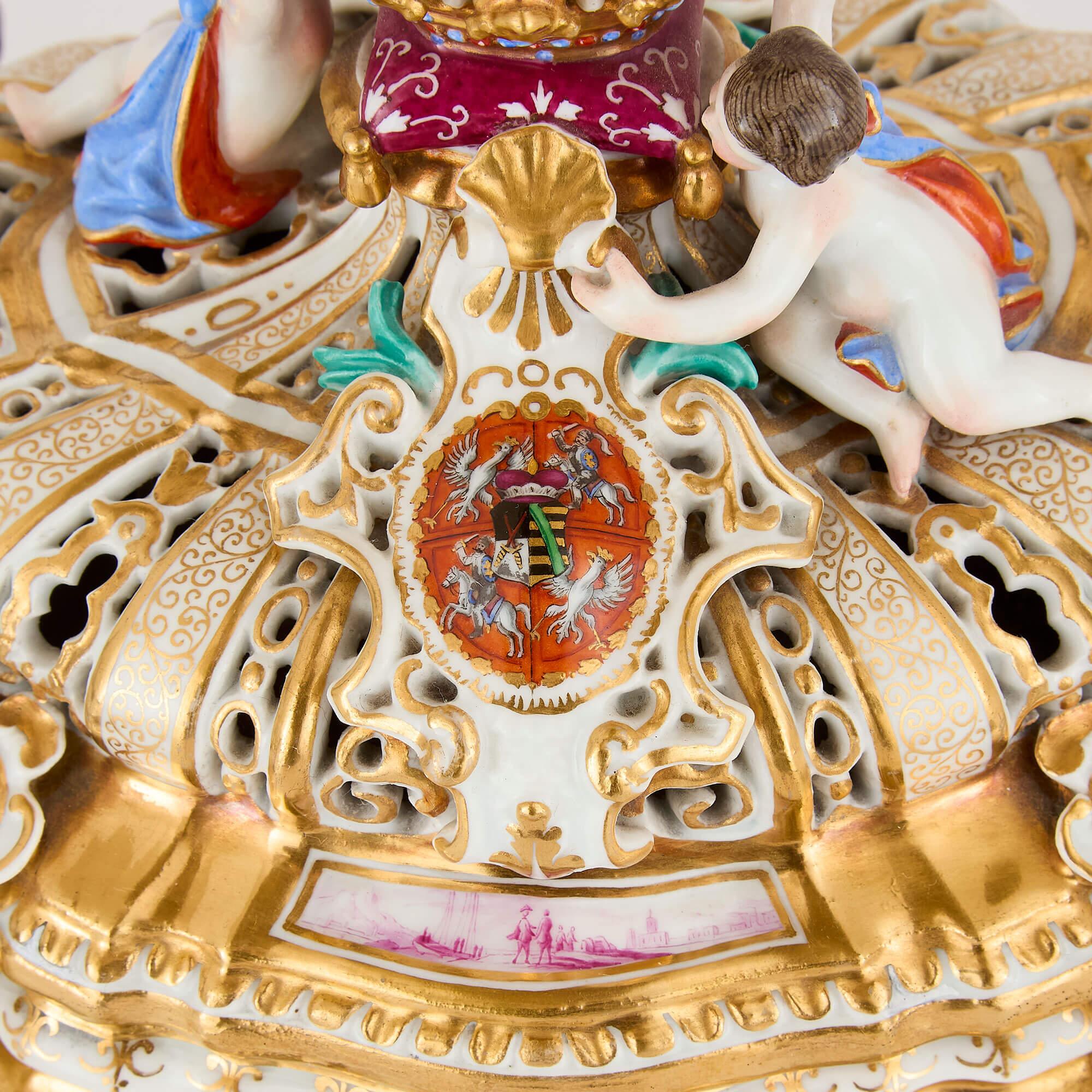 Antica zuppiera tedesca in porcellana con coperchio di Meissen Porcelain In condizioni buone in vendita a London, GB