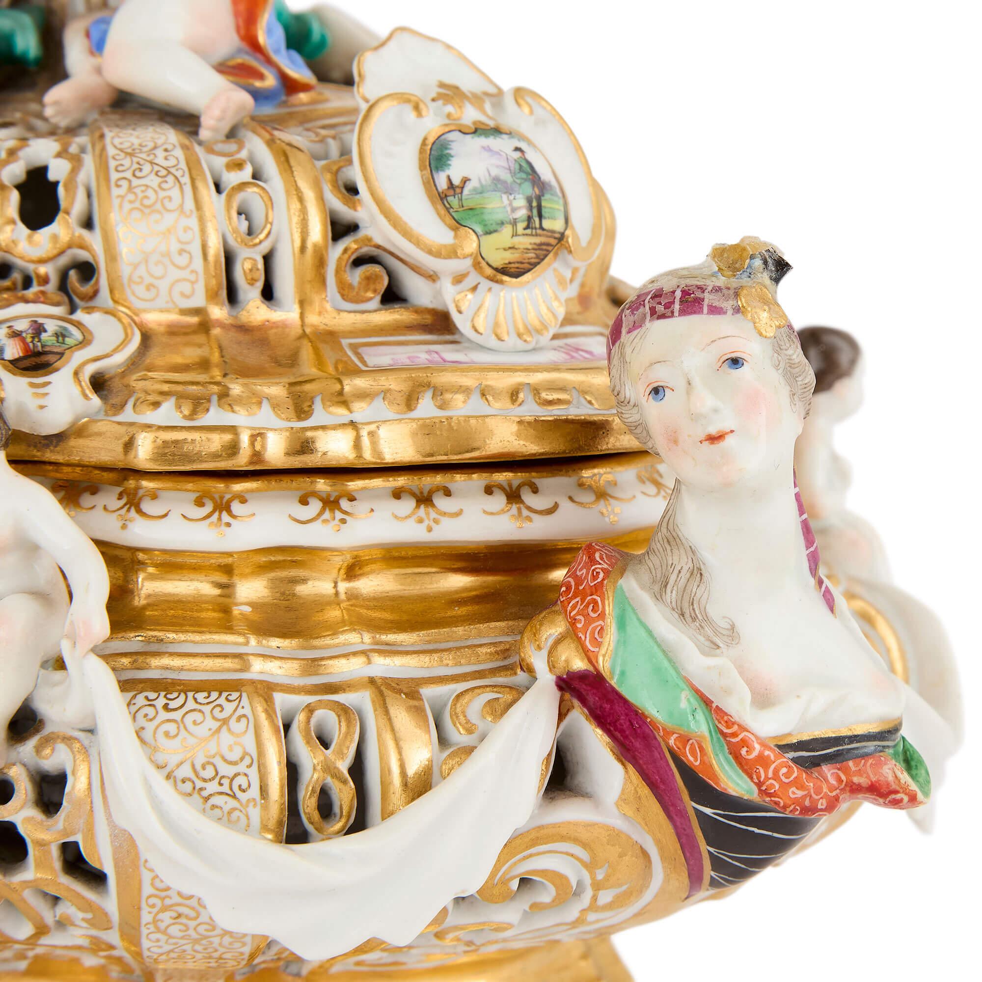 XIX secolo Antica zuppiera tedesca in porcellana con coperchio di Meissen Porcelain in vendita