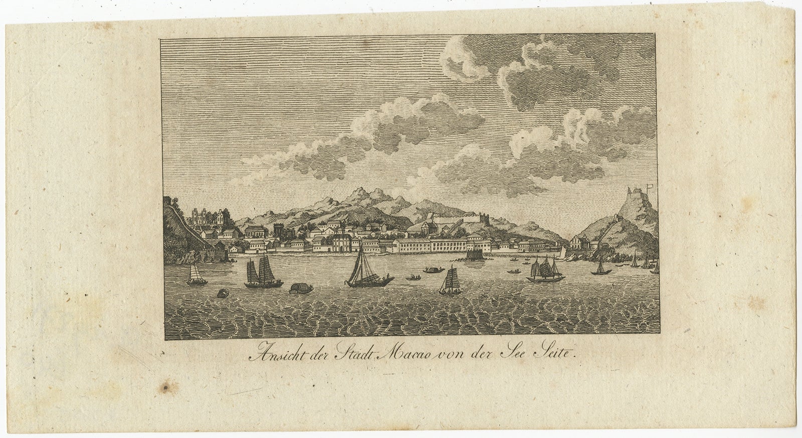Descripción: Estampa antigua China titulada 'Ansicht der Stadt Macao von der See Seite'. Vista en miniatura de la ciudad de Macao/Macau, China. La escena ilustra varios barcos y una vista de Macao.

Artistas y grabadores: Anónimo.

Estado: Muy