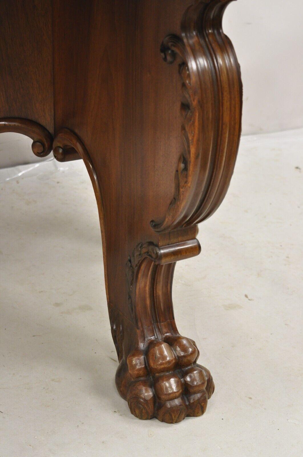 Antique German Renaissance Revival Carved Walnut Paw Feet Round Center Table In Good Condition For Sale In Philadelphia, PA