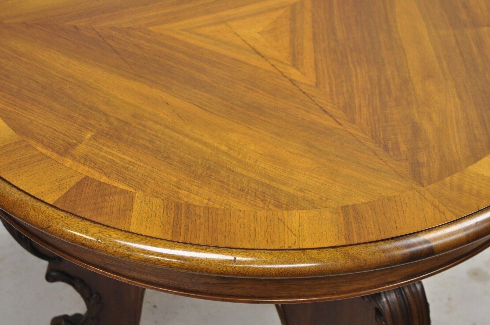 Antique Table centrale ronde en noyer sculpté Antique Revive allemande Renaissance en vente 2