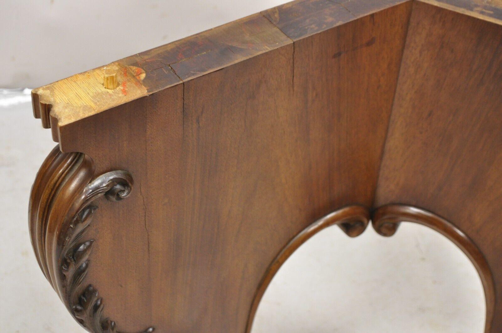 Antique Table centrale ronde en noyer sculpté Antique Revive allemande Renaissance en vente 4