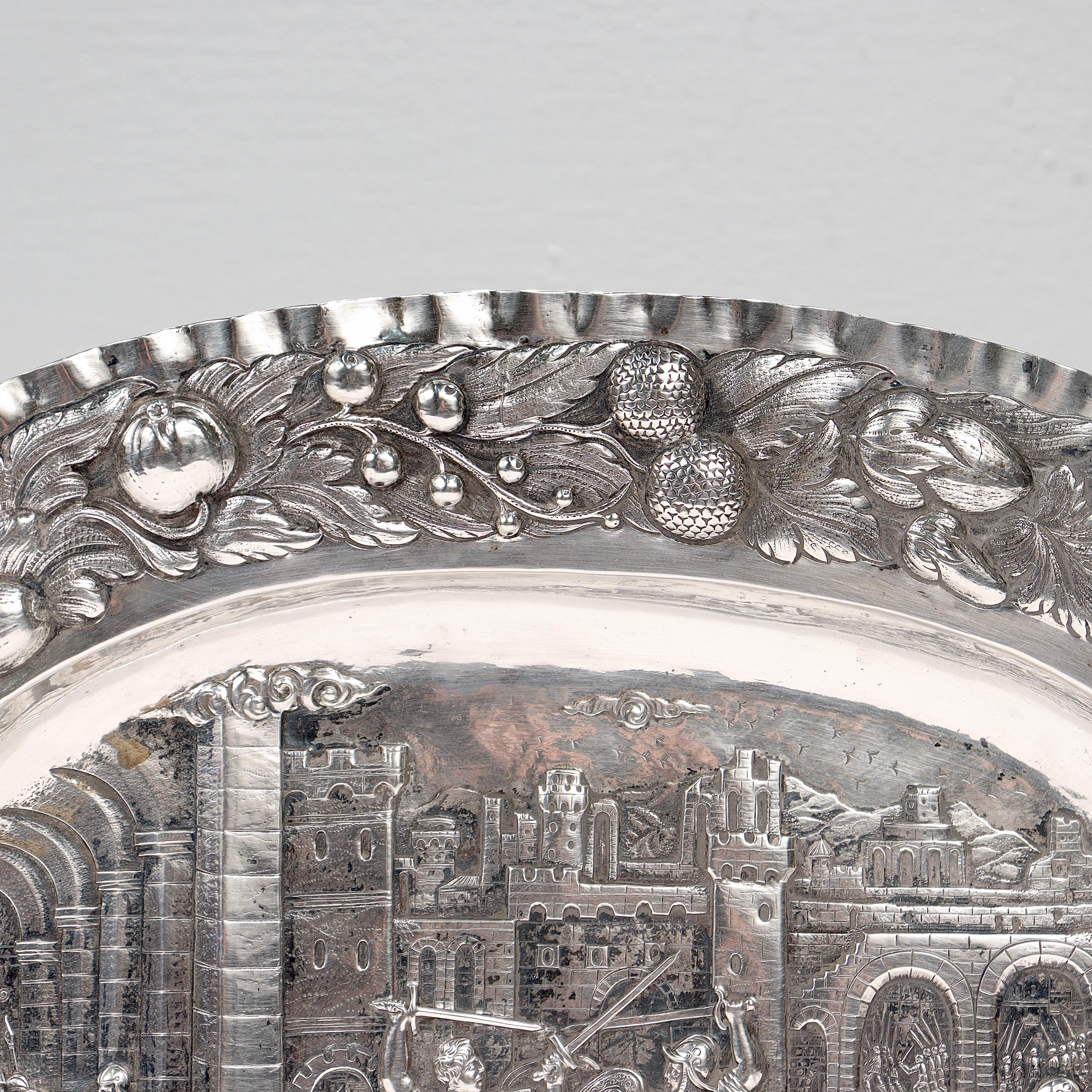 Antikes deutsches Repousse-Tablett oder Platzteller aus massivem 800er Silber im Renaissance-Revival-Stil im Angebot 4