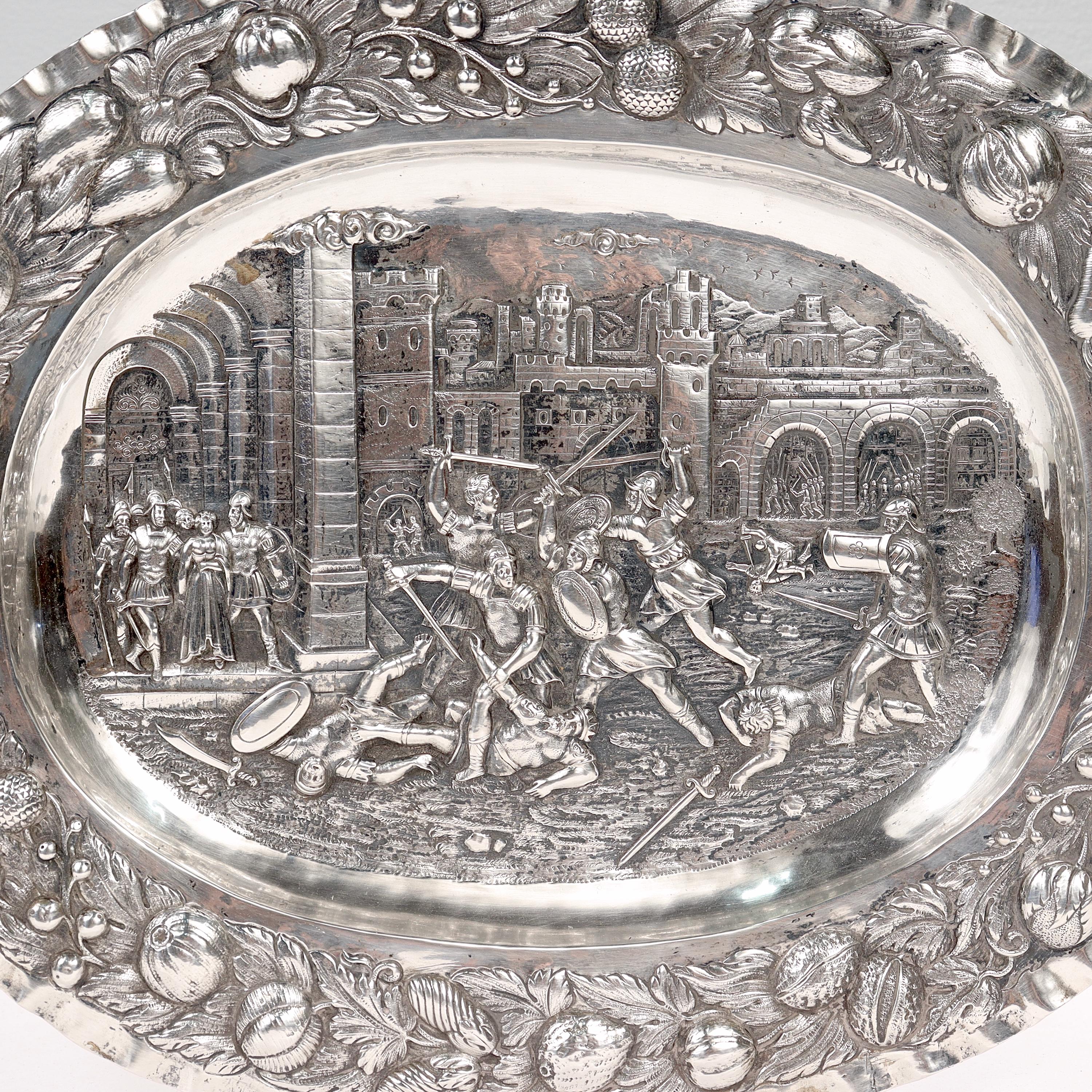 Antikes deutsches Repousse-Tablett oder Platzteller aus massivem 800er Silber im Renaissance-Revival-Stil (Neorenaissance) im Angebot
