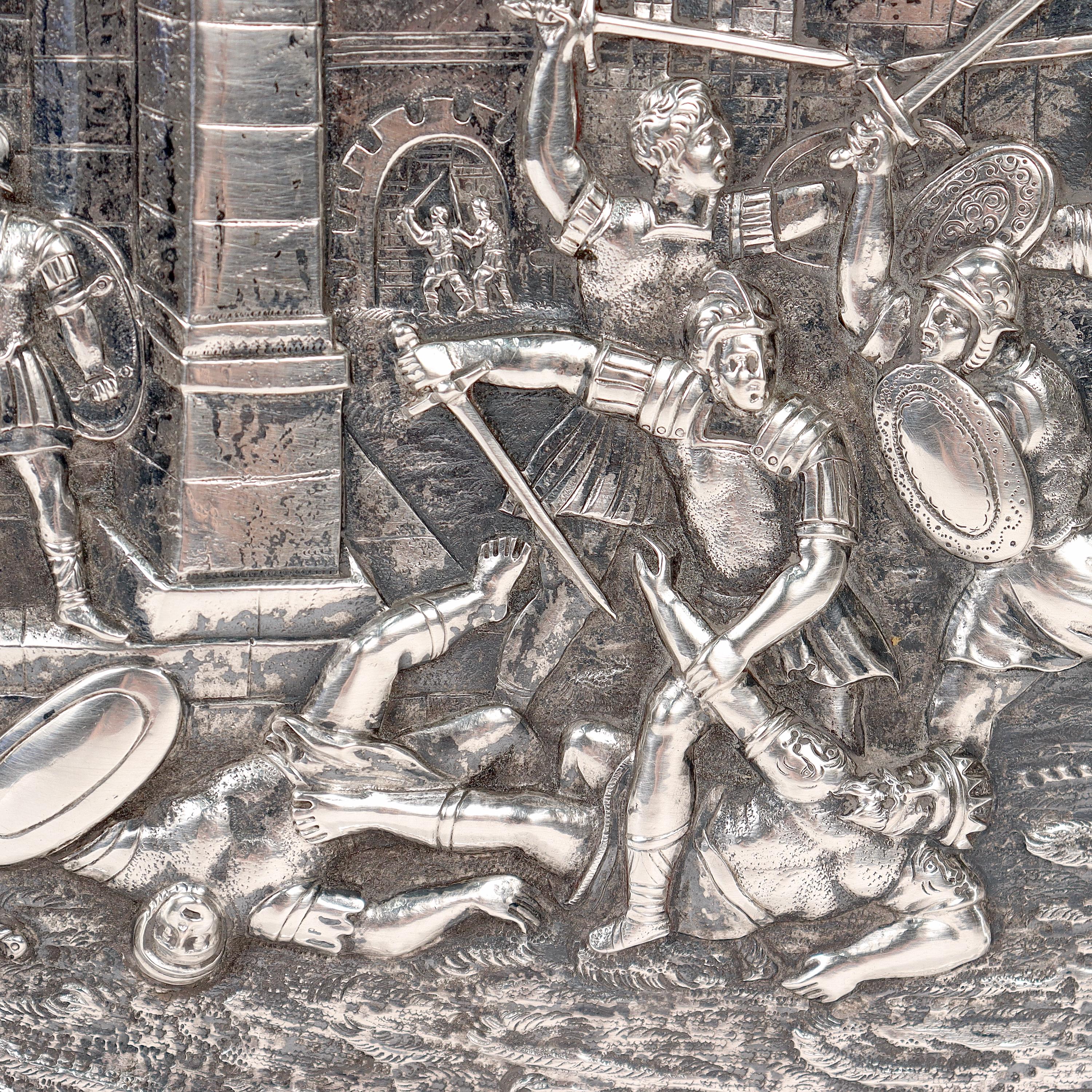 Antikes deutsches Repousse-Tablett oder Platzteller aus massivem 800er Silber im Renaissance-Revival-Stil für Damen oder Herren im Angebot