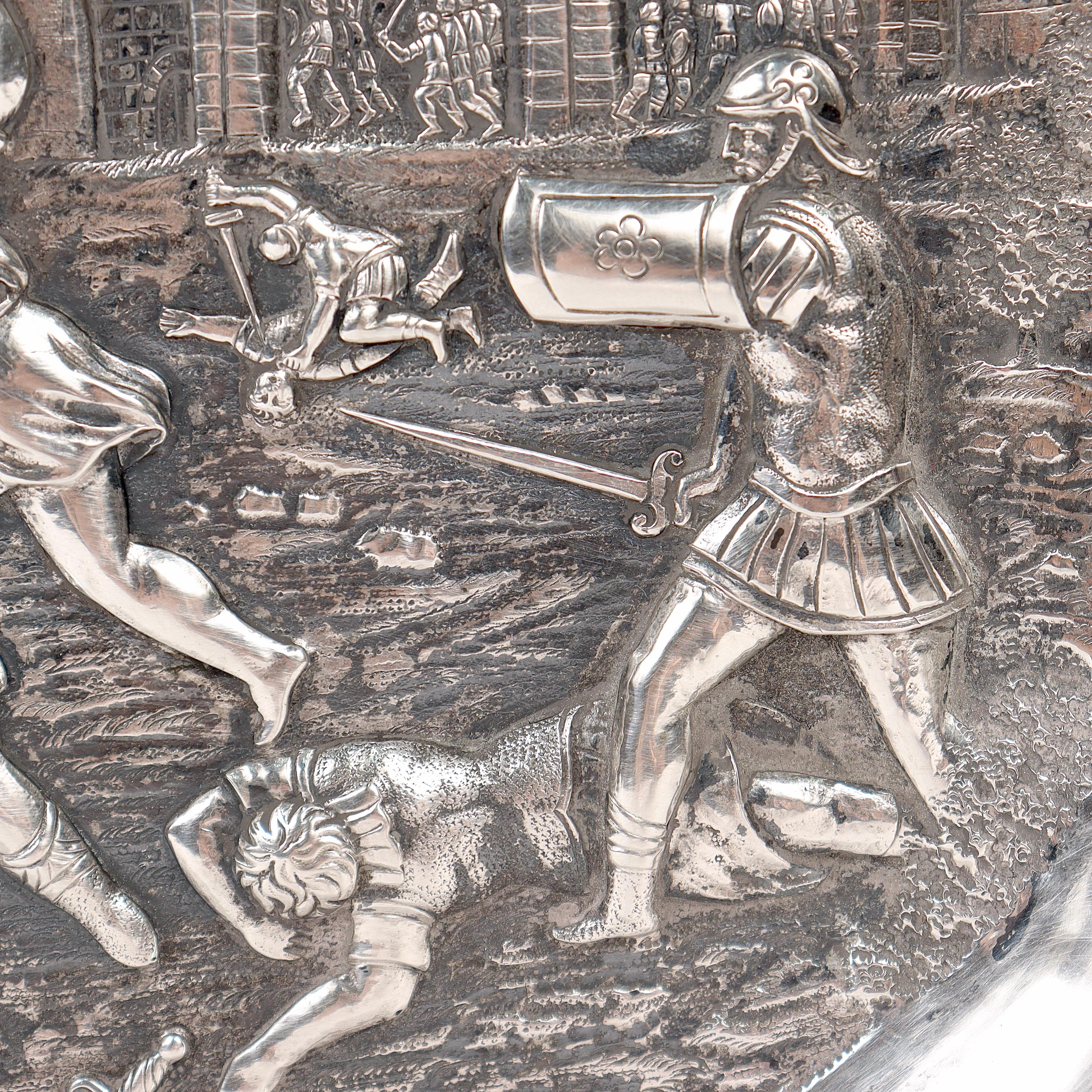 Antikes deutsches Repousse-Tablett oder Platzteller aus massivem 800er Silber im Renaissance-Revival-Stil im Angebot 2