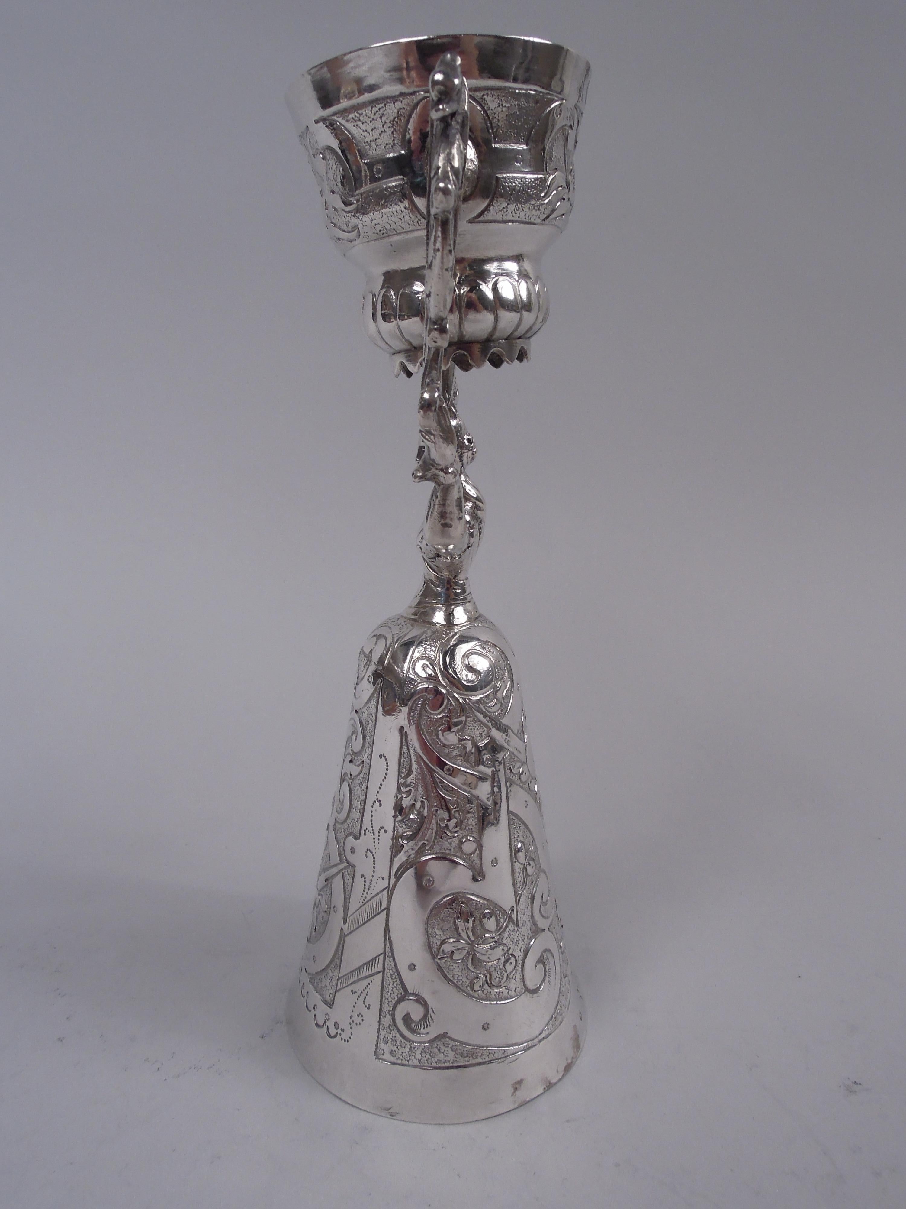 Copa nupcial de plata alemana del Renacimiento 800, hacia 1910. Una Jungfrau muy encorsetada sostiene en alto ménsulas serpentinas con copa oscilante; cuenco con faldón cónico. Tiraje perseguido y vegetación. Marcas del fabricante de Hanau (Gebrüder