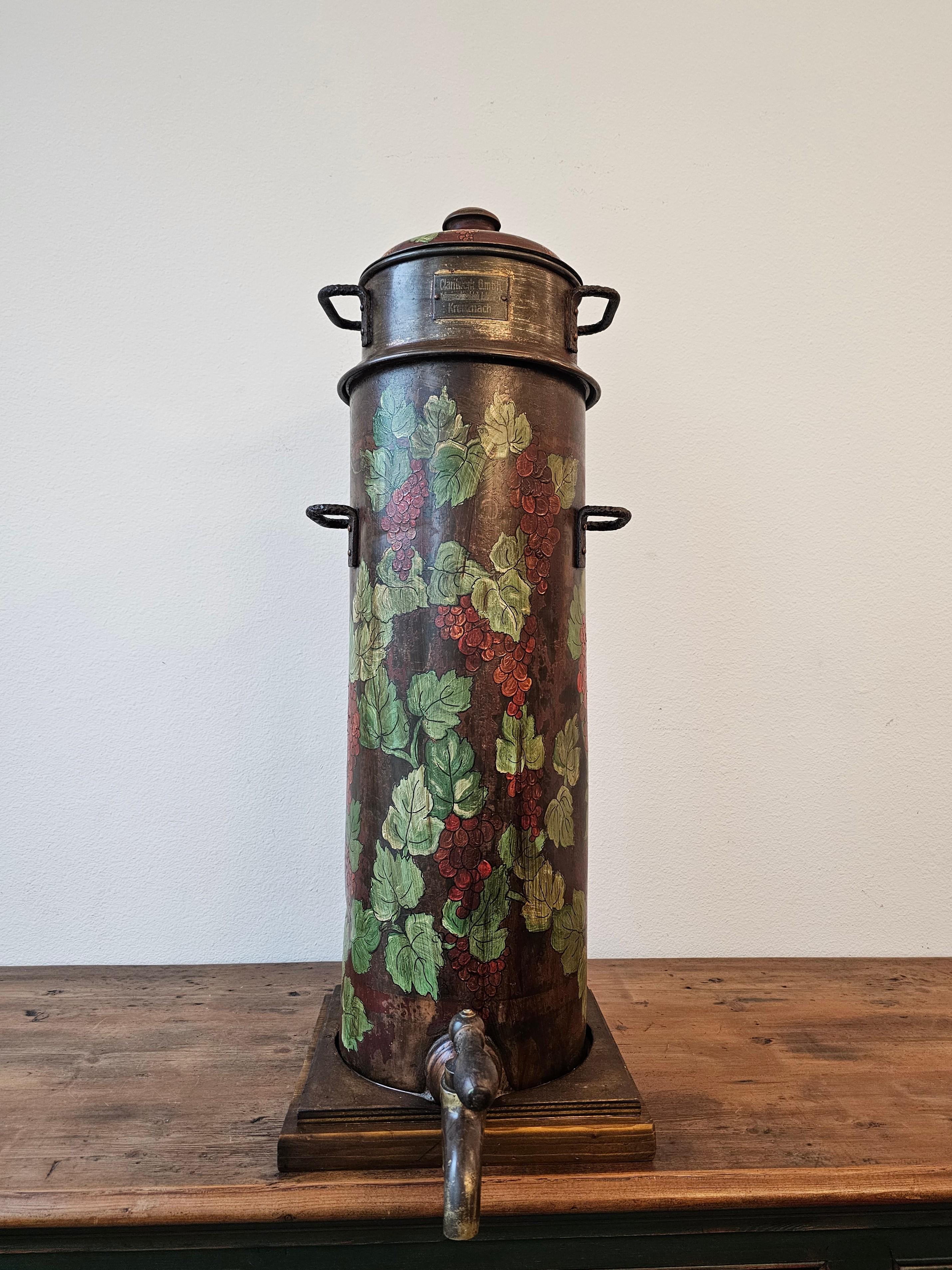 Un raro e difficile da trovare antico filtro industriale tedesco per vino. circa 1890-1920

Questo filtro sarebbe stato utilizzato nella produzione commerciale di vino nella Valle del Reno. Realizzato da Claritwerk a Kreuznach, in Germania,