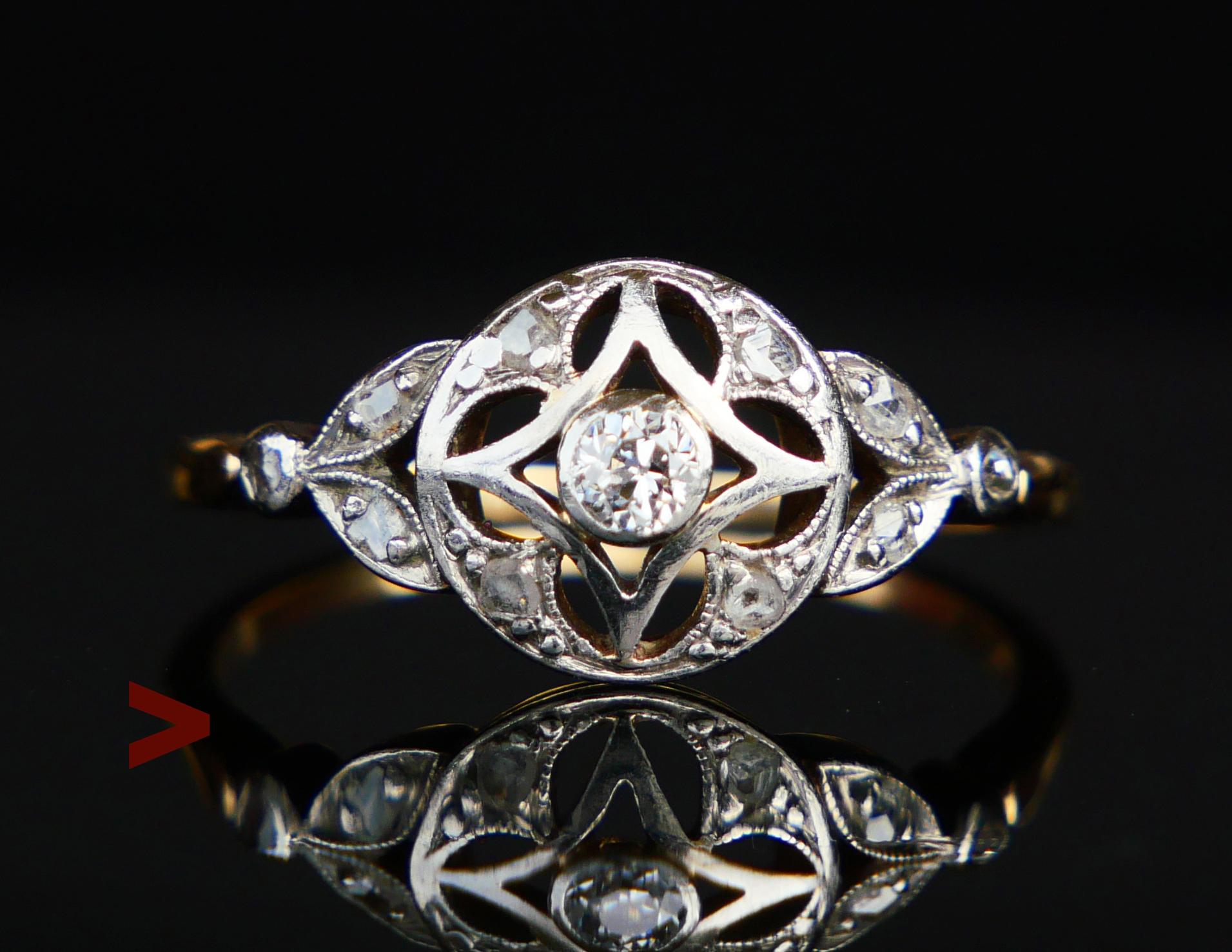 Bellissimo vecchio anello tedesco fatto a mano in ica.1920-1930.

Con marchio a fuoco 585. La corona a forma di cupola traforata è composita / con la parte superiore in platino e la fascia in oro giallo 14 carati.

La corona misura circa Ø 9 mm di