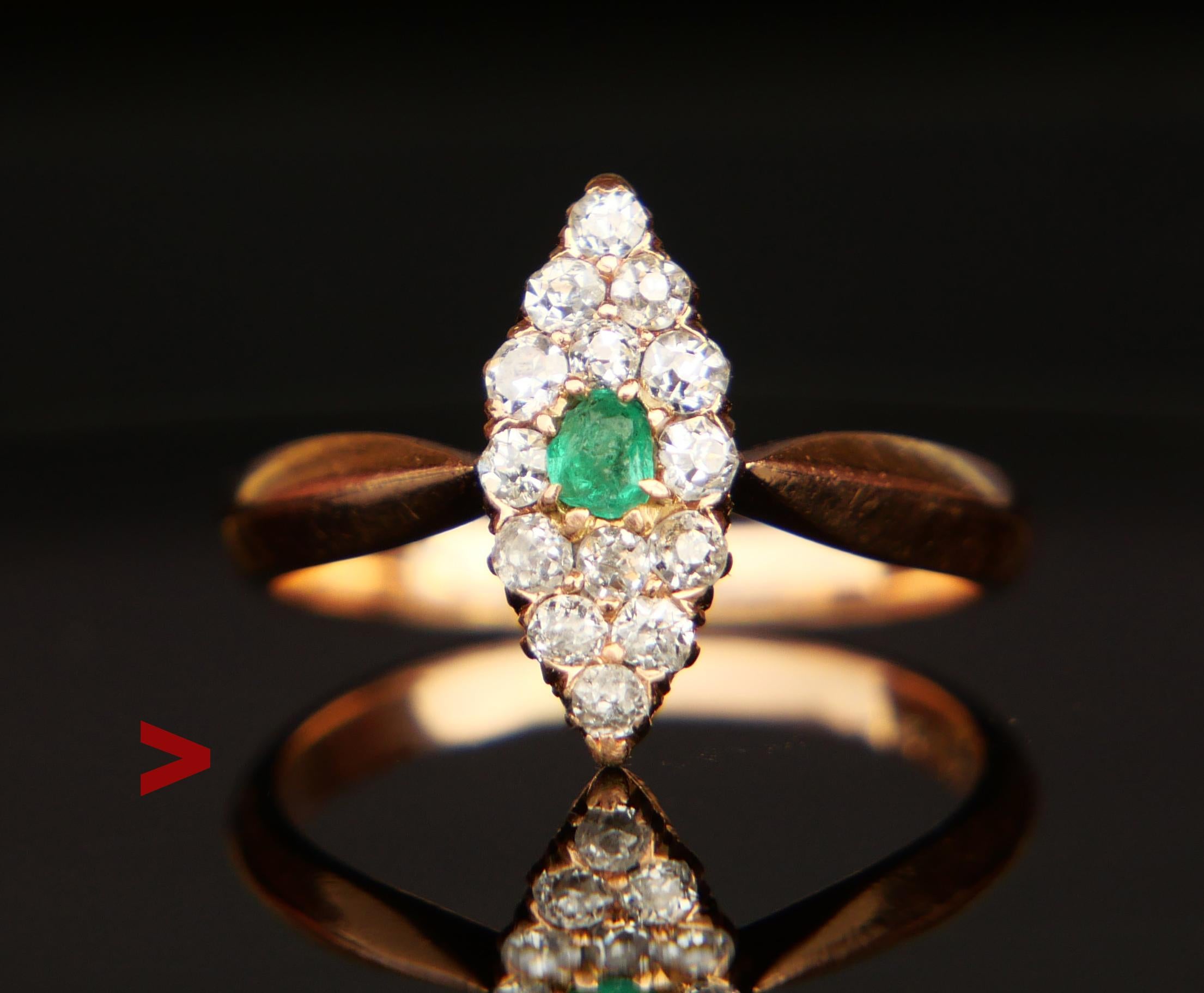 Deutscher Ring aus der Zeit des Art déco mit Smaragd und Diamanten.

Die augenförmige Krone ist 14 mm x 6 mm x 5 mm tief. Der Smaragd ist oval geschliffen 3 mm x 2,5 mm x 1,5 mm tief / ca. 0,15ct . Es gibt 14 Diamanten im alten europäischen Schliff,