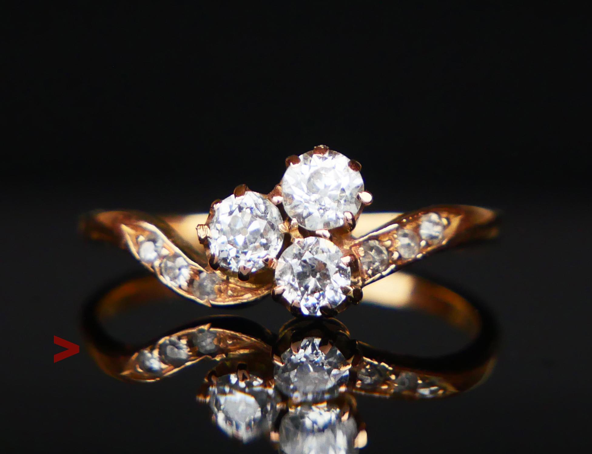 Ancienne bague allemande datant du début des années 1900-1920.  Monture torsadée en or jaune 14K ornée d'un total de quinze diamants naturels. Poinçons du fabricant visibles. Métal testé en or jaune 14K massif

La couronne a une profondeur de 4 mm.